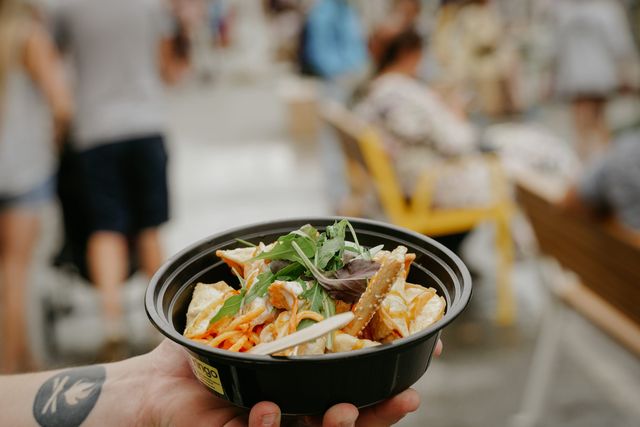 Auf dem größten Food- und Weinfestival Südestlands bieten Pop-up-Restaurants und Streetfood-Trucks leckere Gerichte und Mahlzeiten an. Im Weinbereich 