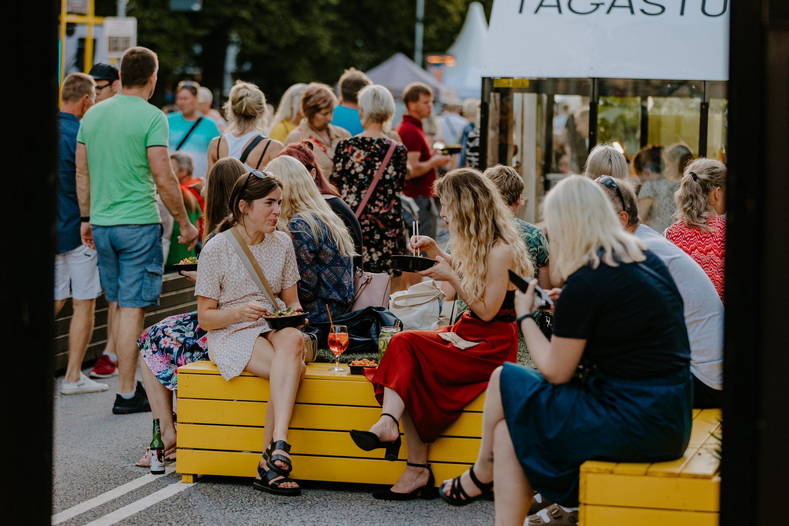 Menschen auf dem Food- und Weinfestival Tartu