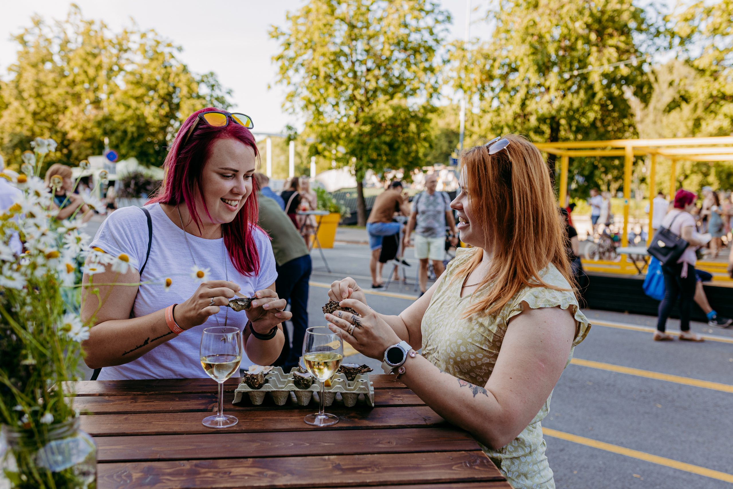 Cilvēki baudot austeres Tartu Pārtikas un vīna festivālā