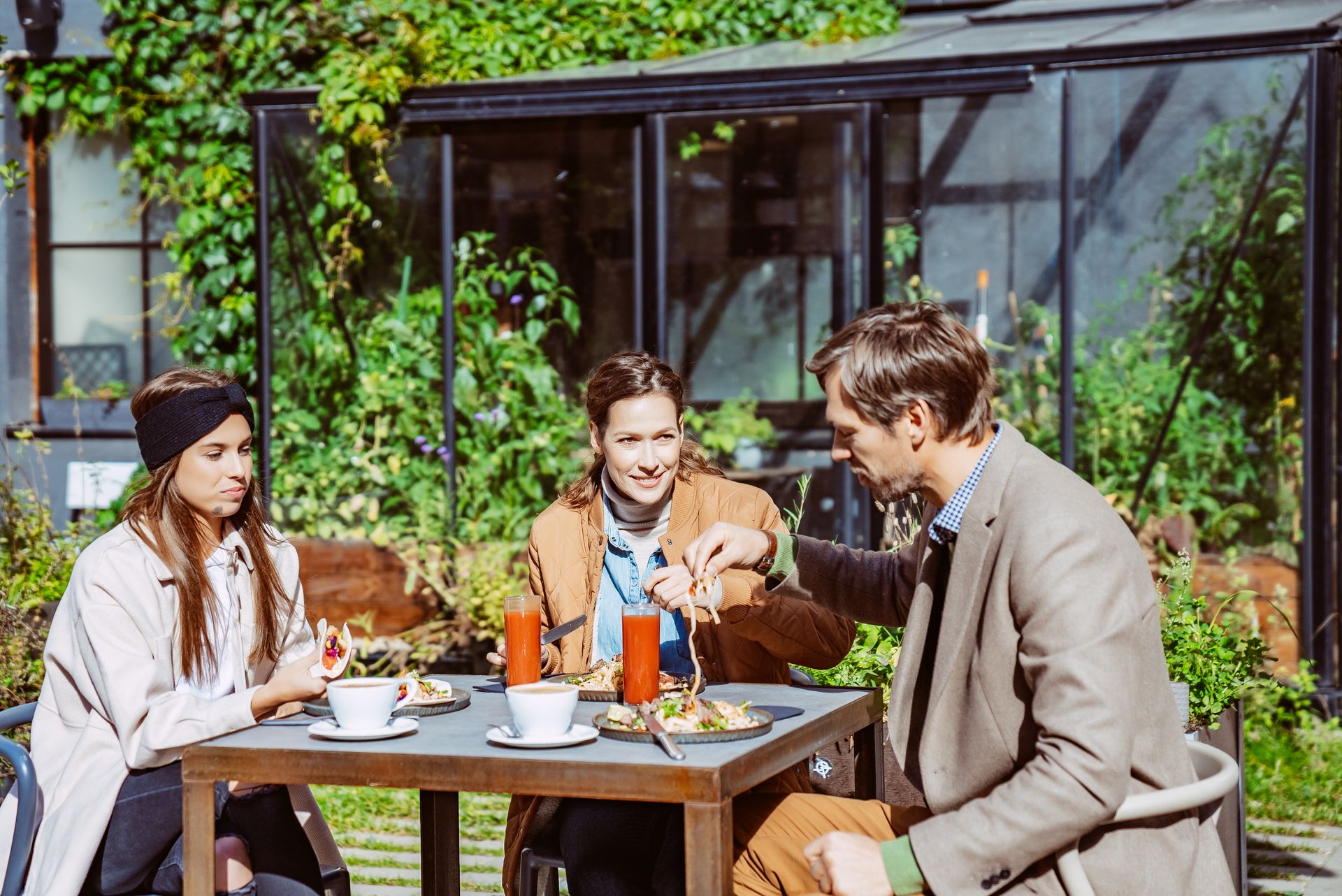 Inimesed söömas Aparaaditehase restoranis