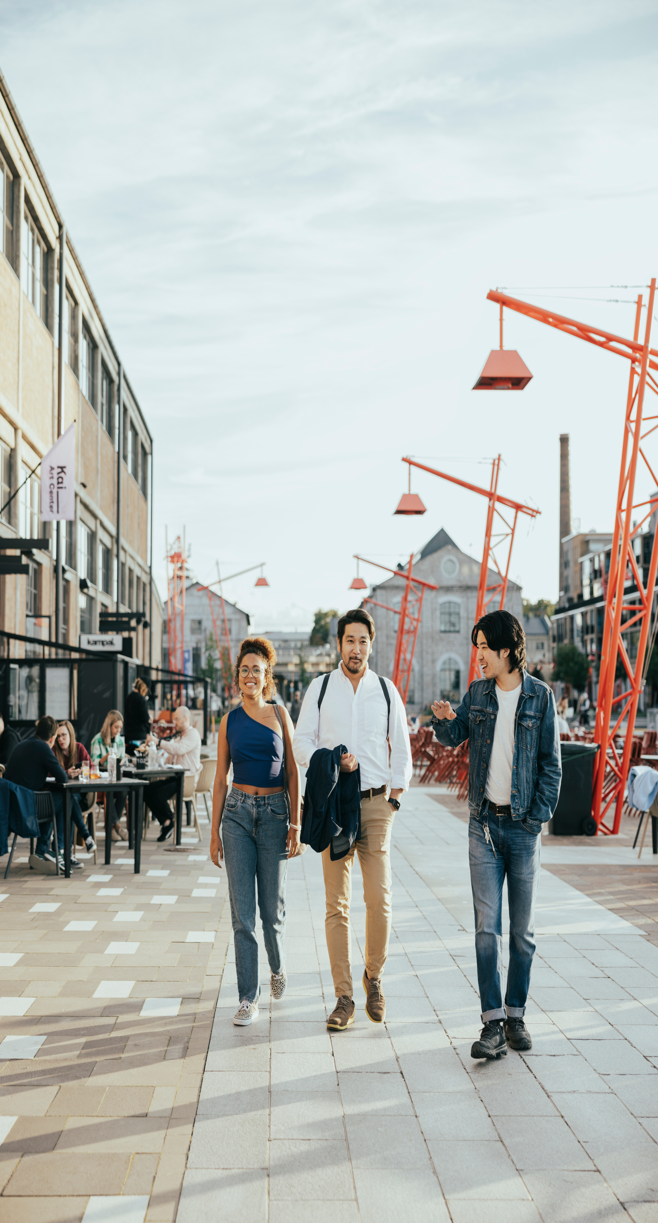 Noblessneri jahisadama promenaad inimestega