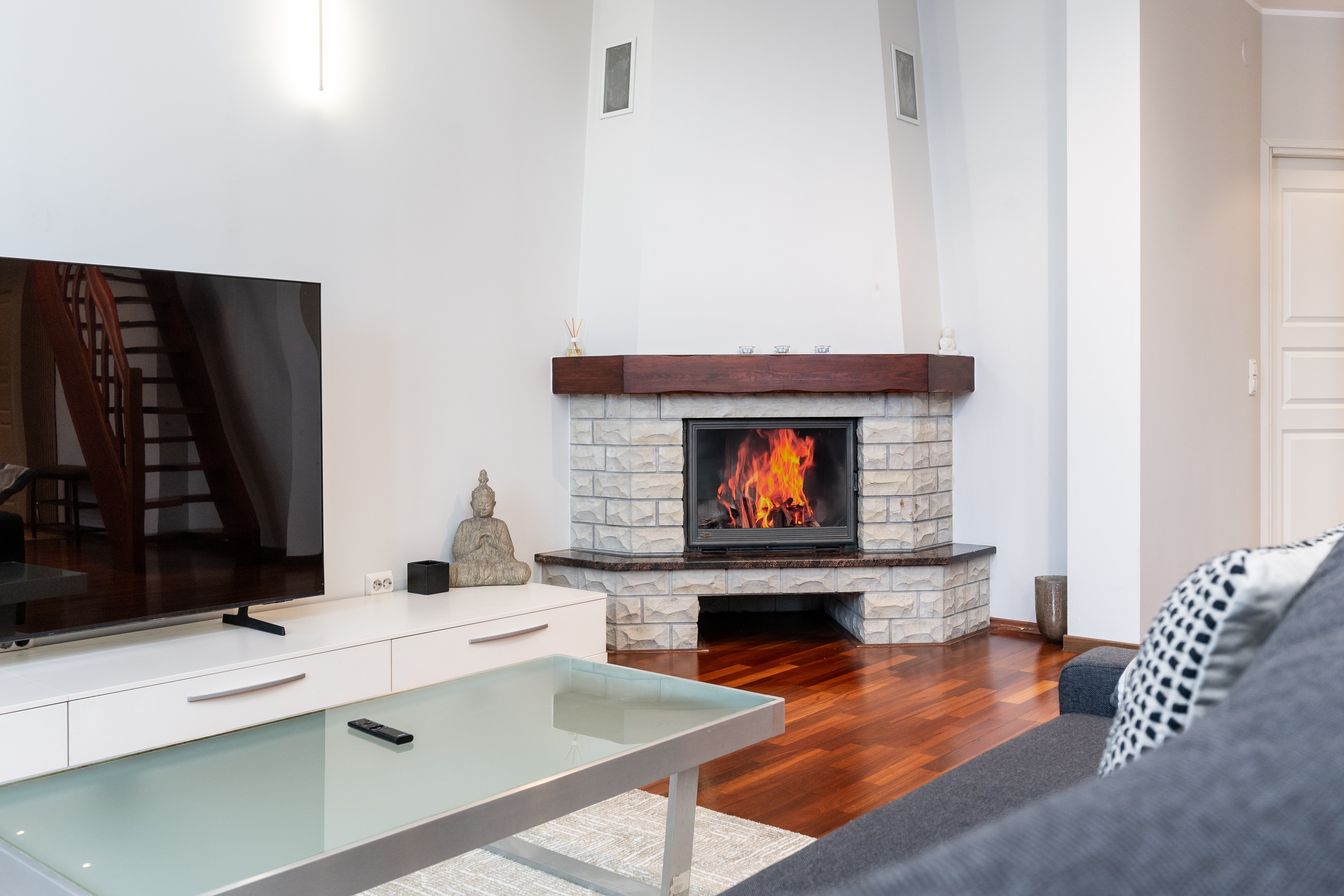 Cozy fireplace living space in Pronksi 5 guest apartment