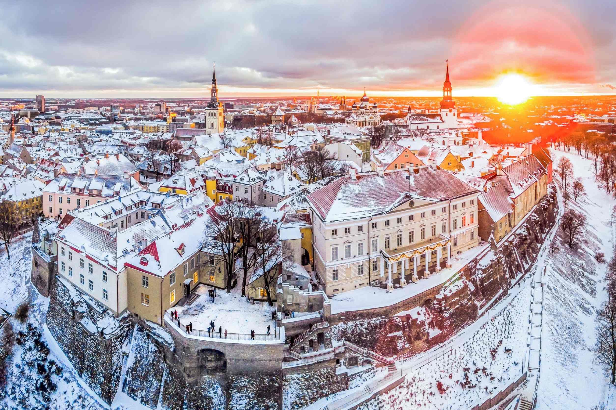 Ziemīgās Tallinas vecpilsētas skats saulrietā