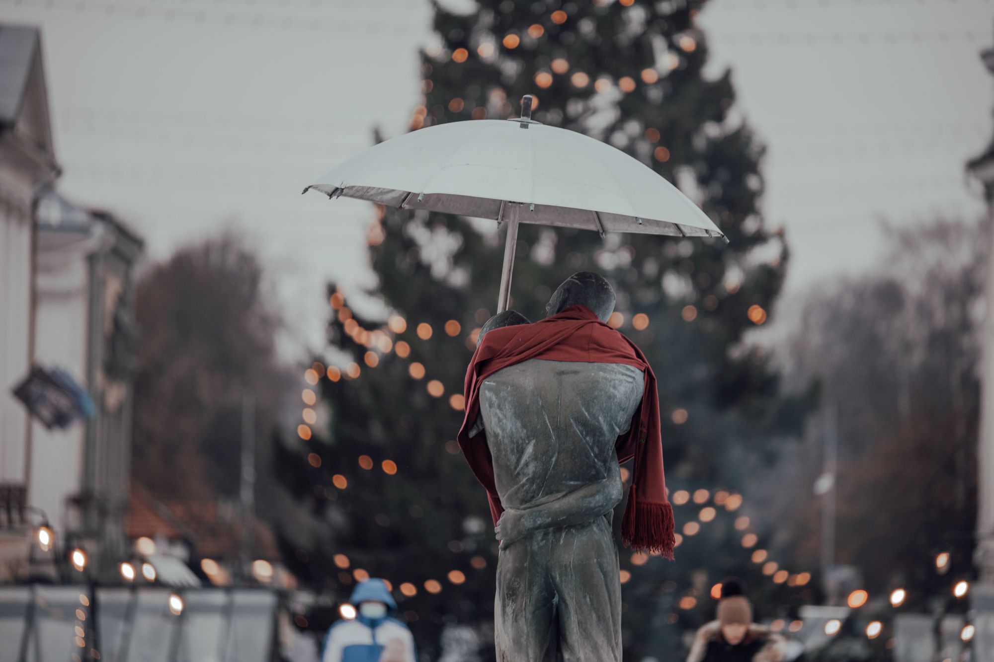 The "Kissing Students" sculpture in the Christmas city 