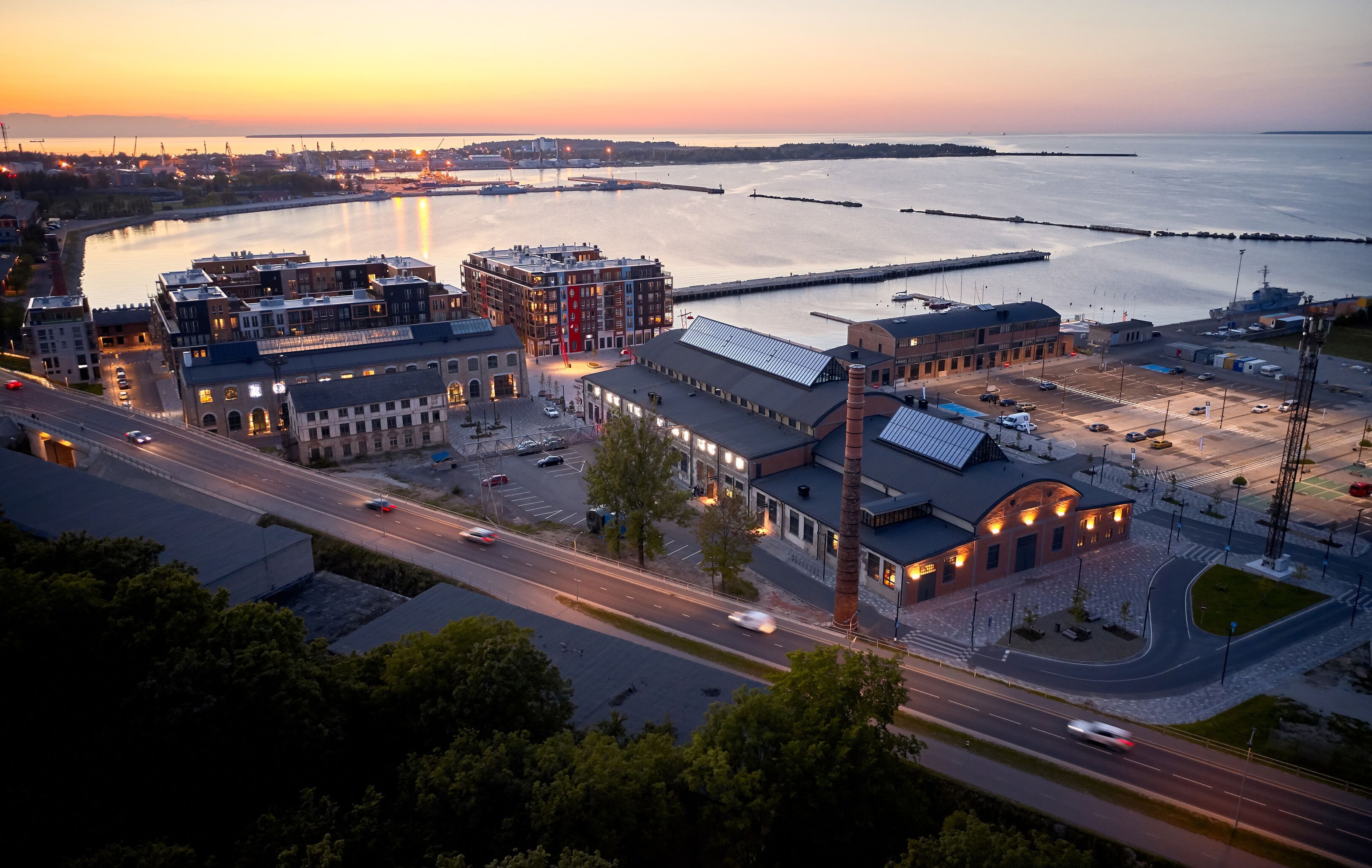 Loojuv päike Tallinna Noblessneri valukoja taustal