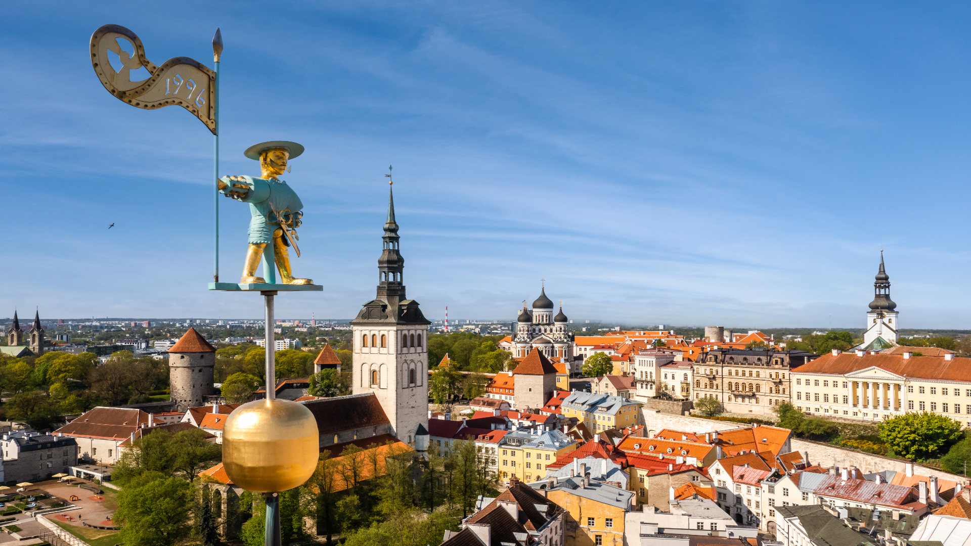Vana Toomas lehvimas Tallinna vanalinna kohal