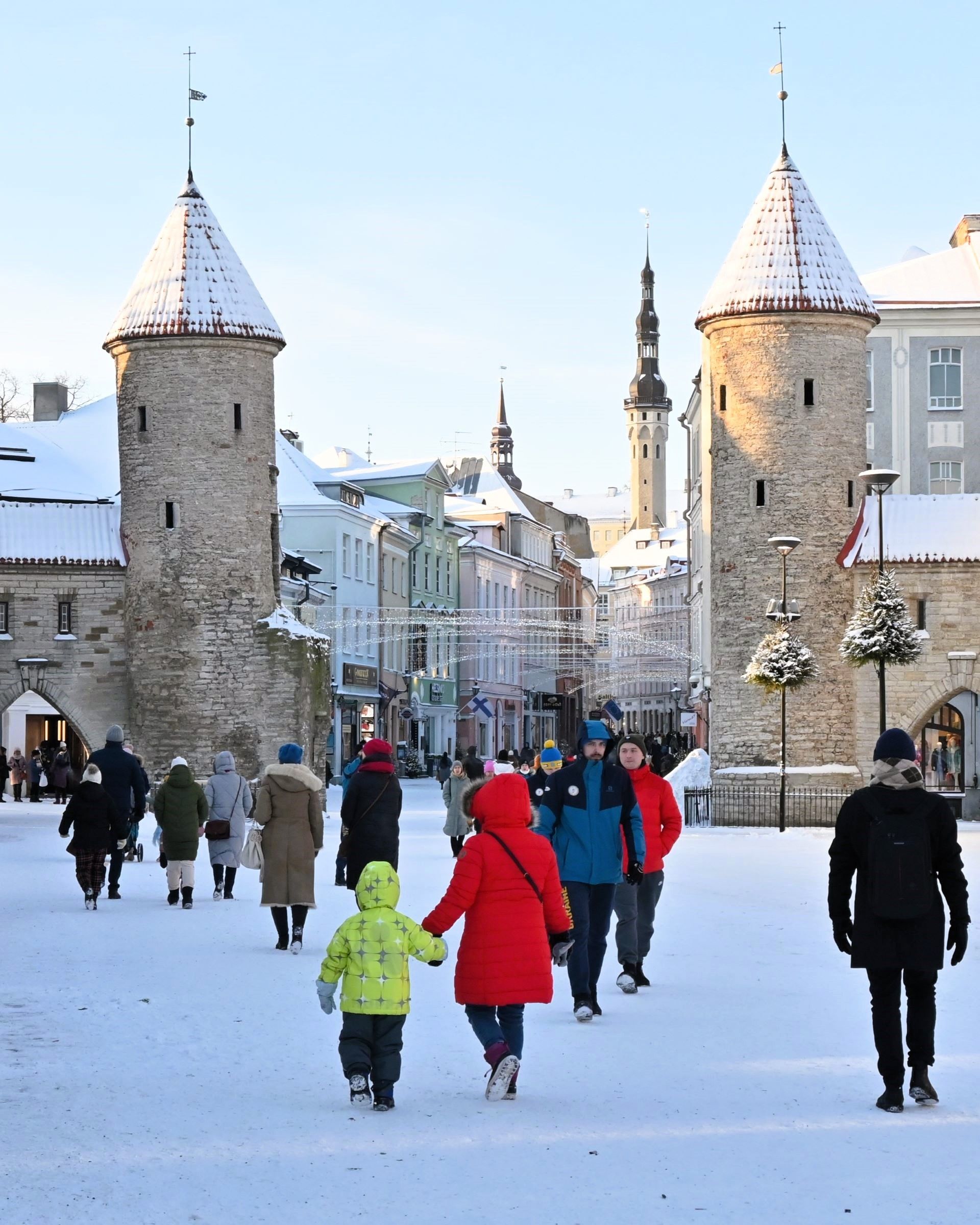 Lumega kaetud Viru väravad Tallinna vanalinnas