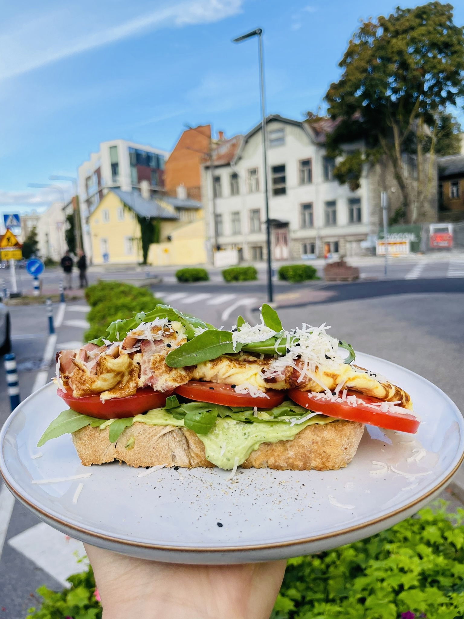 Omletivõileib peekoni ja parmesaniga