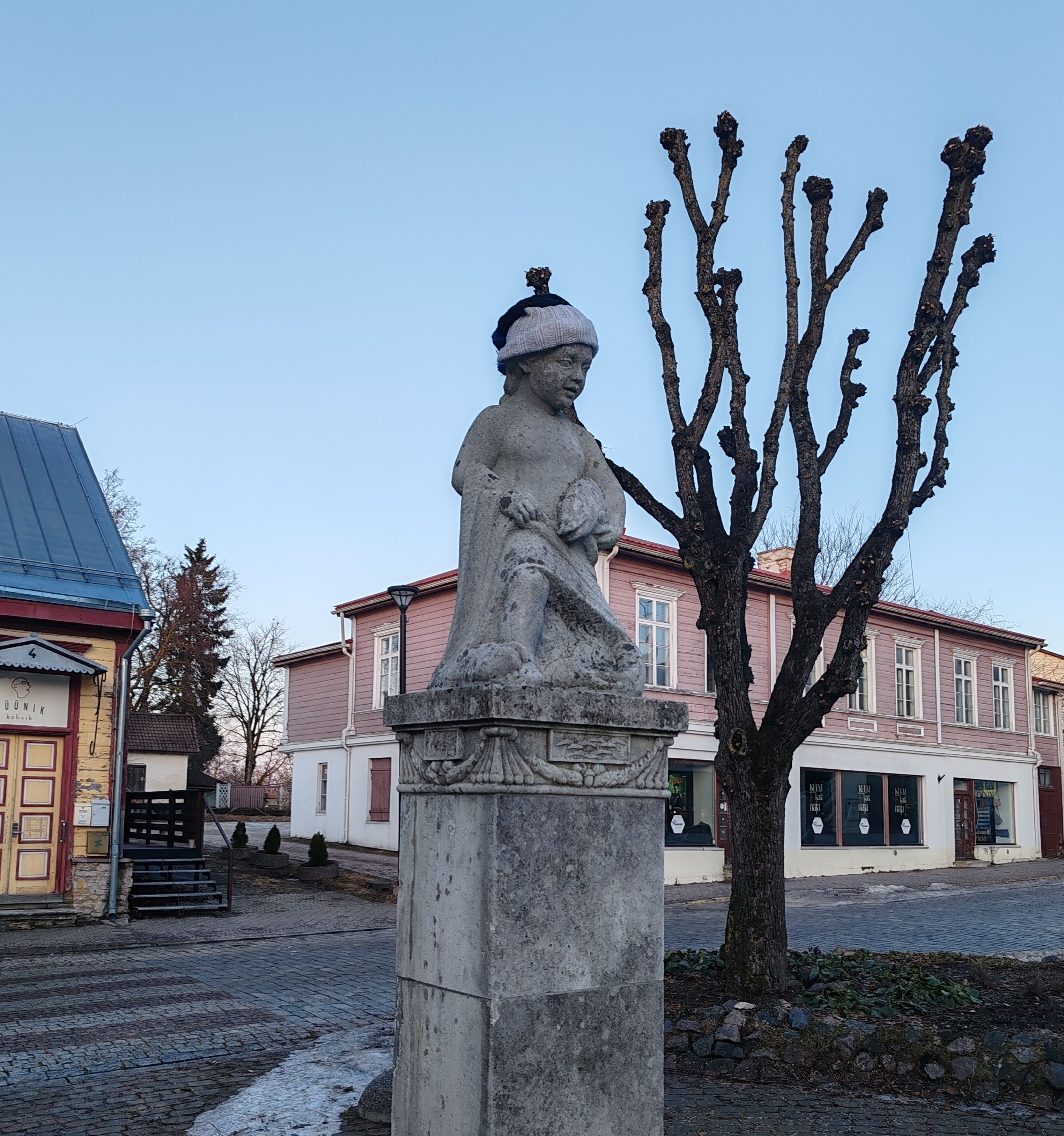 Poiss kalaga skulptuur