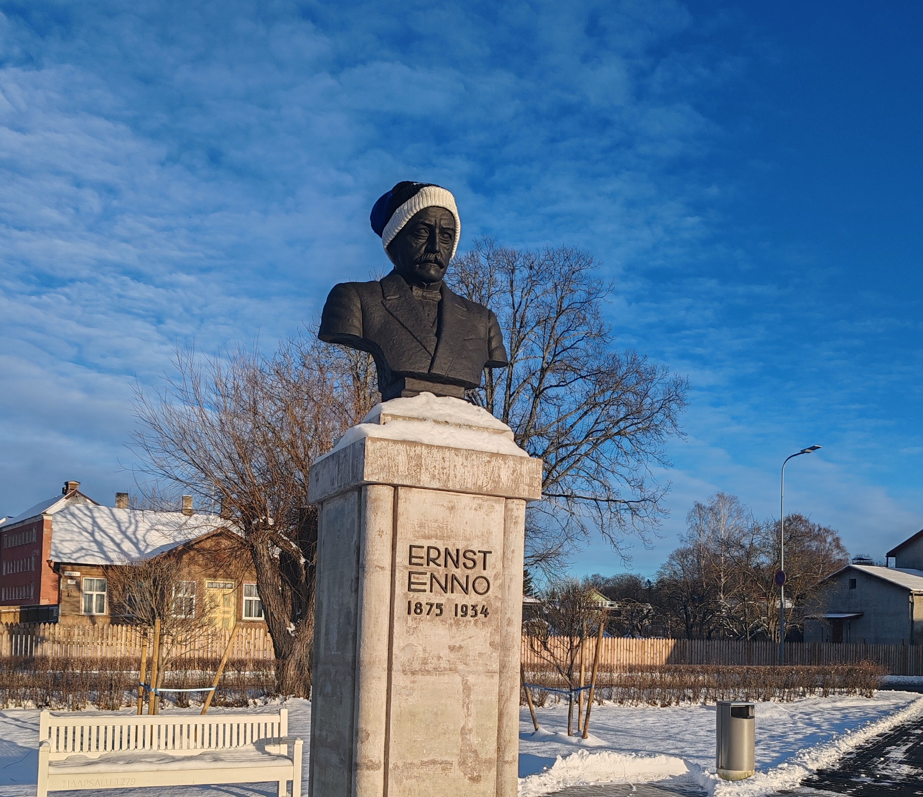 Ernst Enno monument talvises Haapsalus