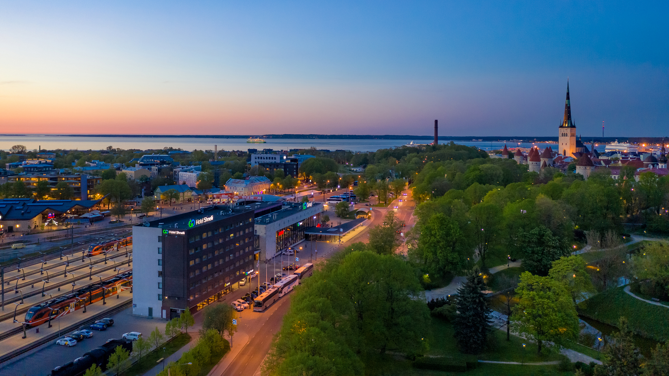 The hotel is located in the centre of Tallinn, right next to the Baltic Station. Accessible by car, public transport, bus, or taxi. The popular Tellis