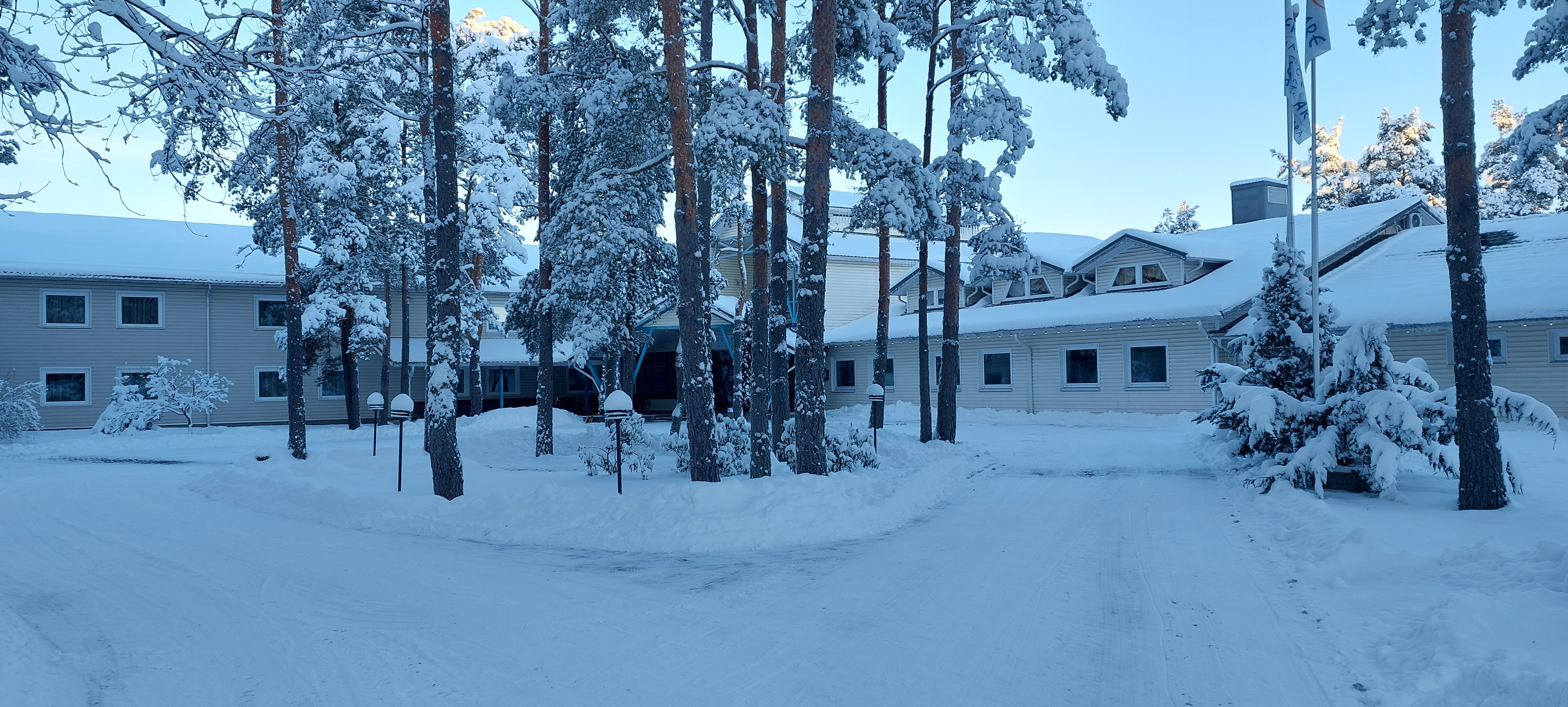 Fra Mare sijaitsee meren ja mäntymetsän välissä, kävelymatkan päässä Haapsalun keskustasta. Se on mainio paikka työstressin lievittämiseen, kauniin vi