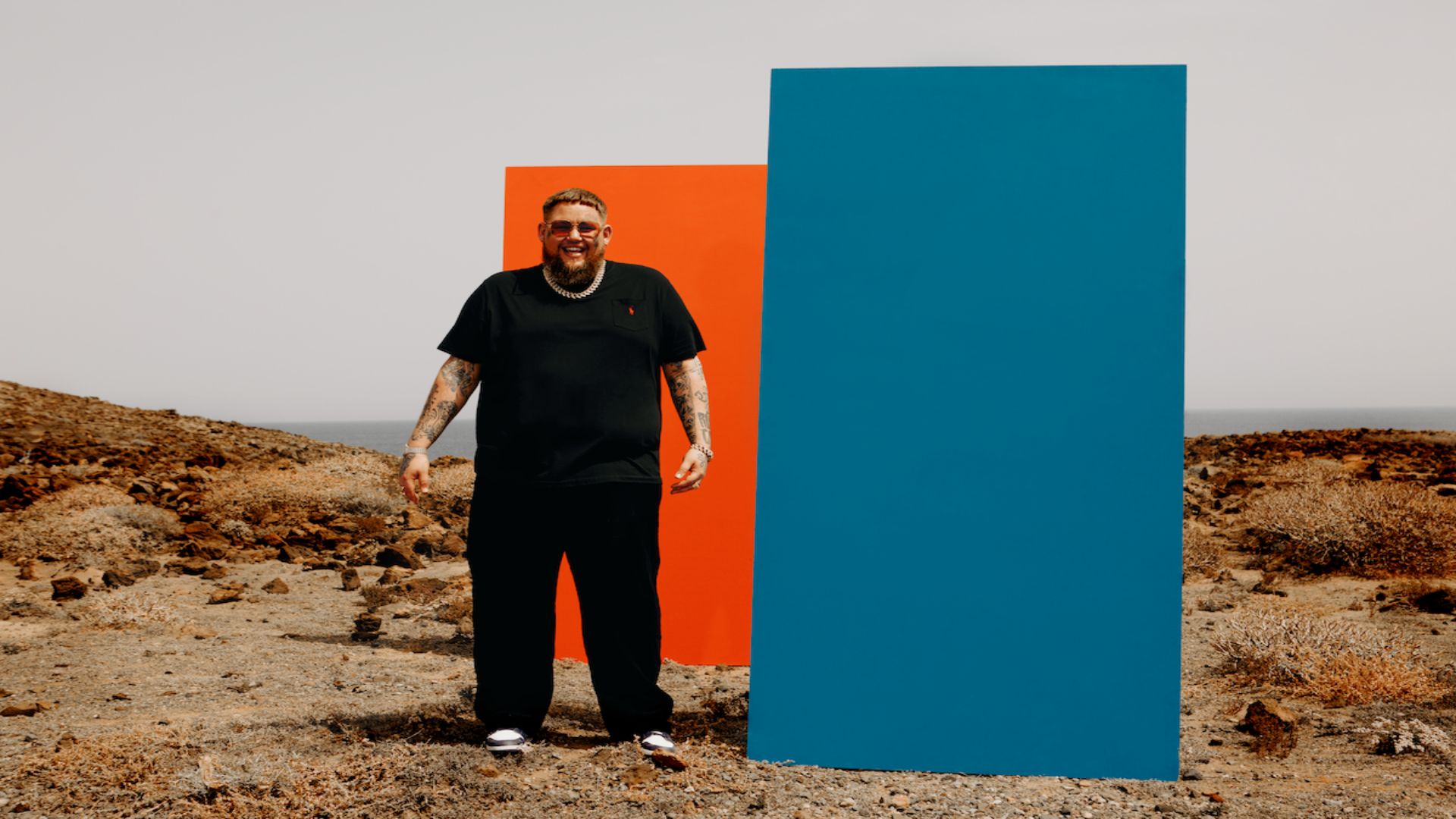 Rag'n'Bone Man in felsigem Gelände