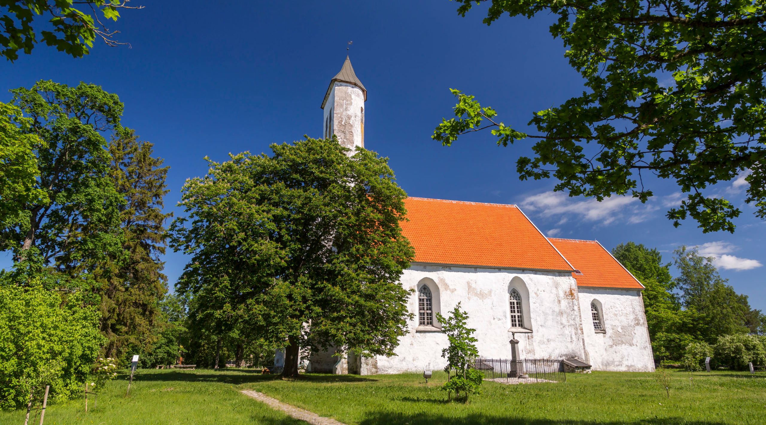 Harju-Risti kirik suvel