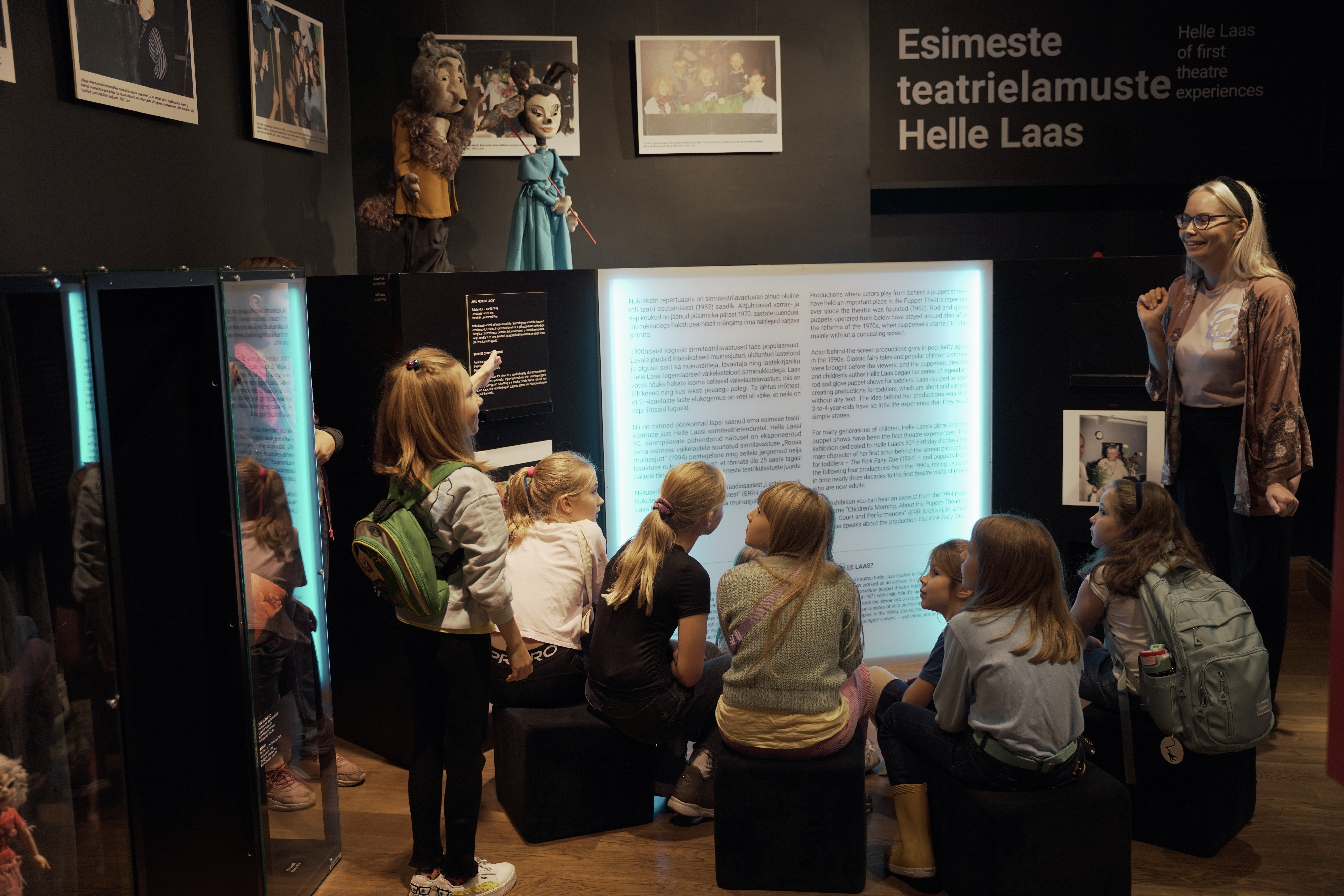 Ekskursioon näitusel „Esimeste teatrielamuste Helle Laas”.
