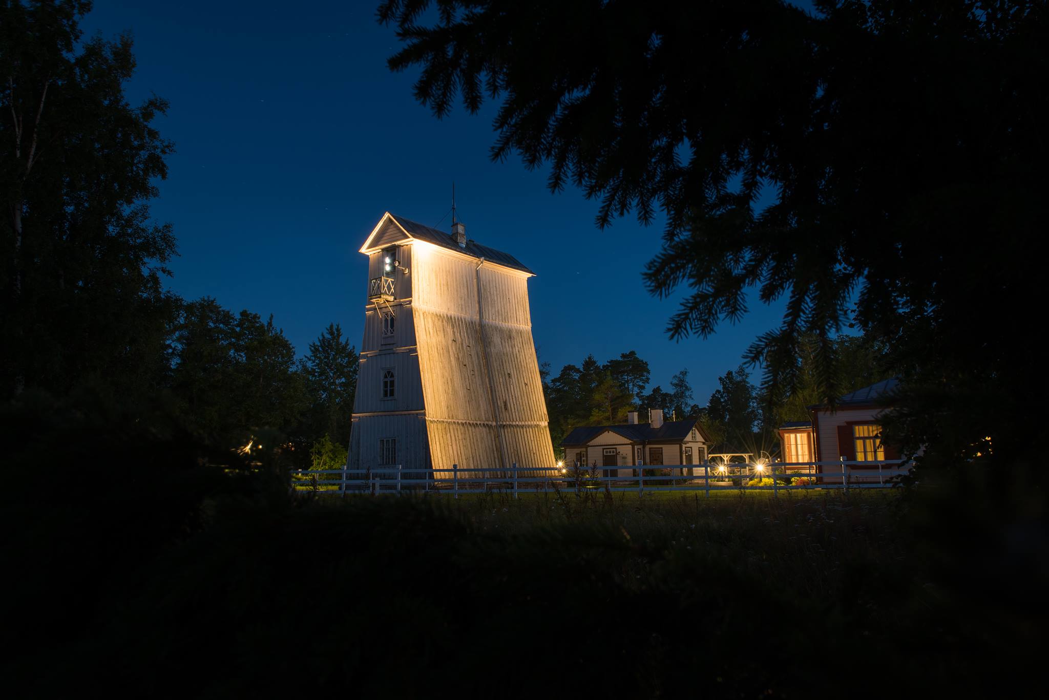 Suurupi alumine tuletorn öösel