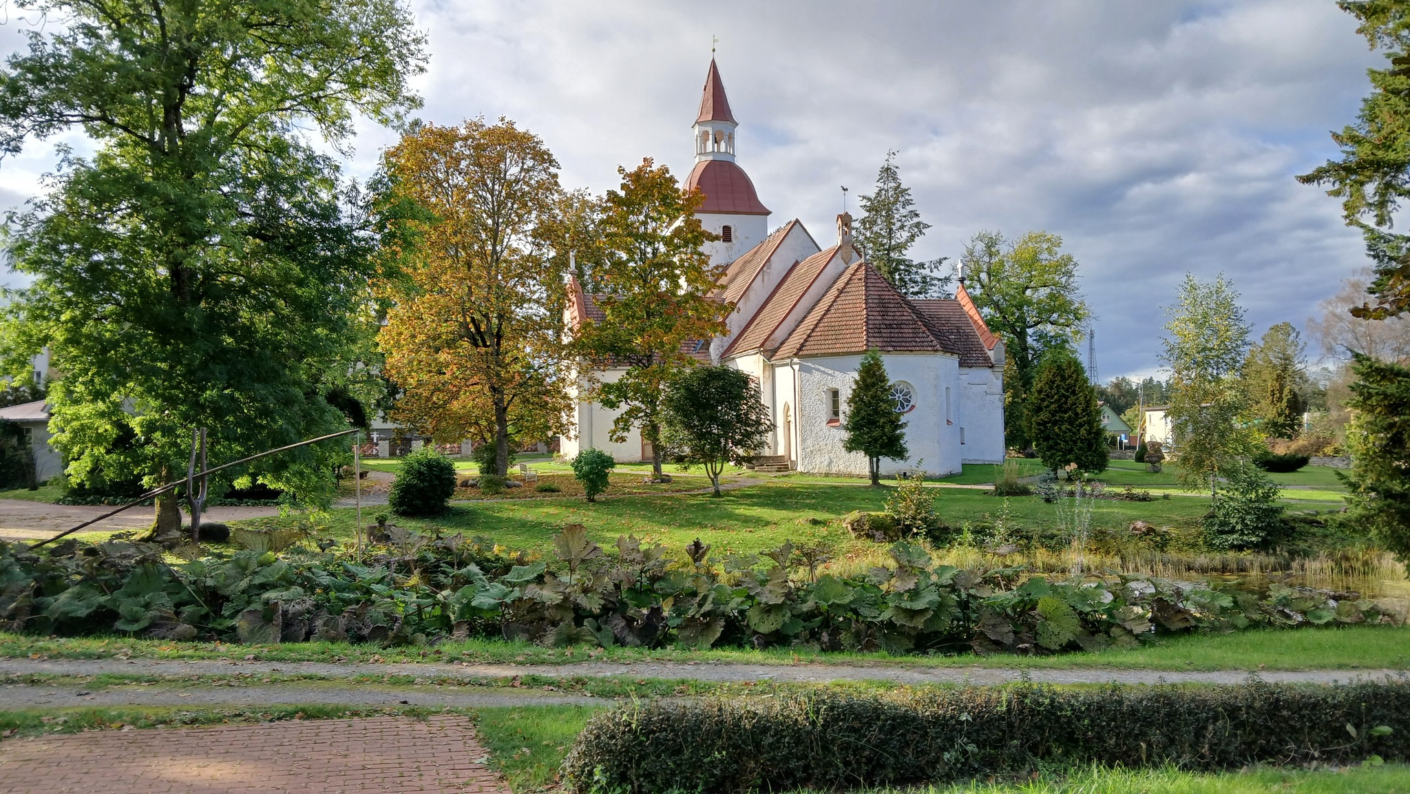 Kuusalu Laurentsiuse kirik sügisel