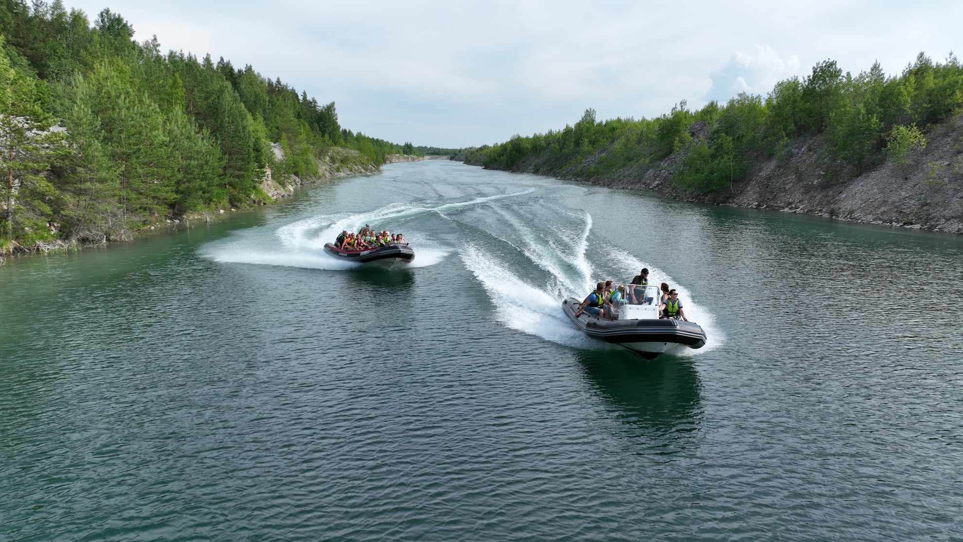 Erfahren Sie ein wirklich tolles Erlebnis, indem Sie an Kanu- oder Rafting-Boot-Ausflügen im einem von Wasser gefülltem Ölschiefertagebau oder auf dem