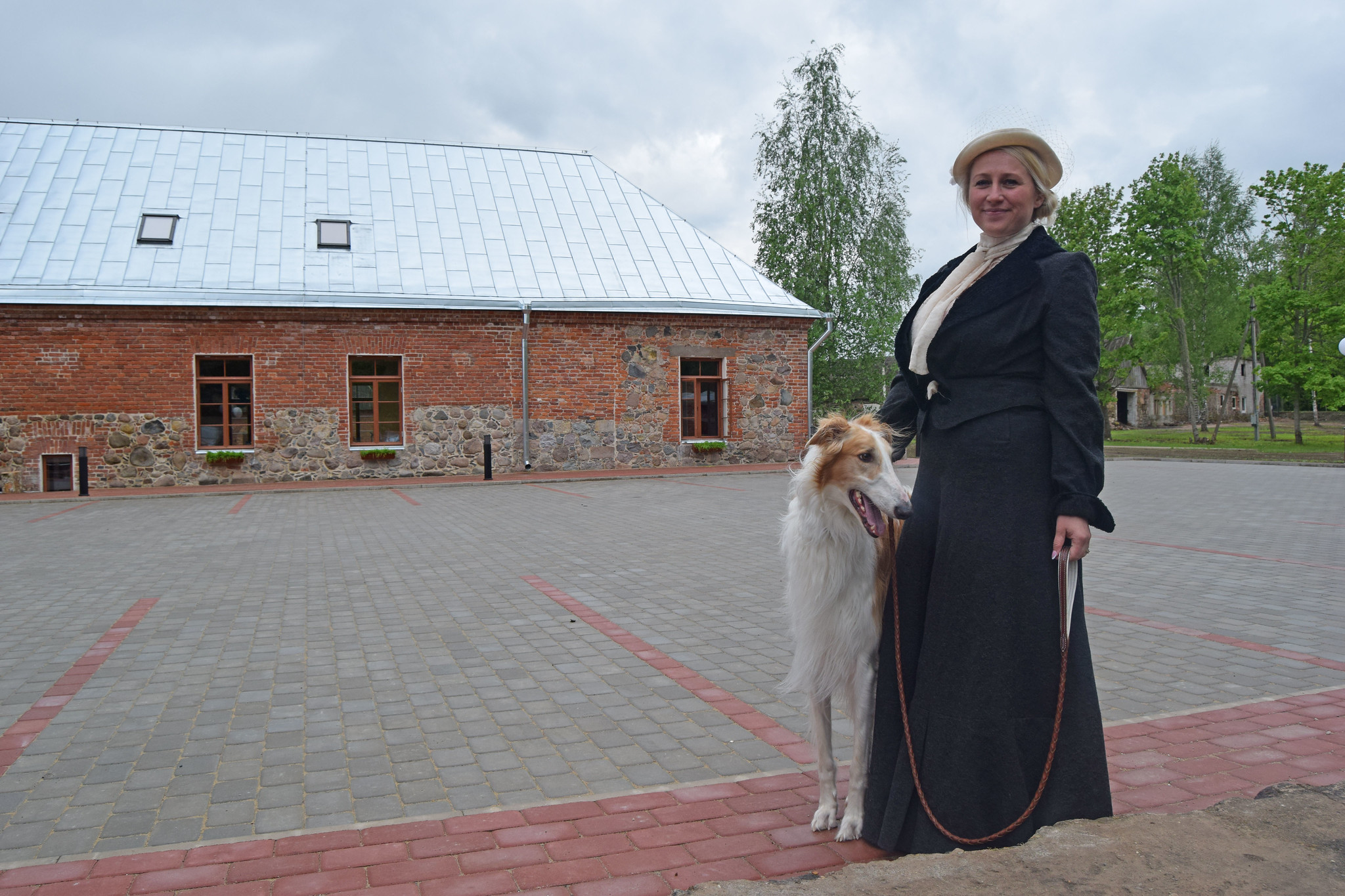 Alatskivi lossi sõiduhobuste talli on oodatud ka lemmikud.