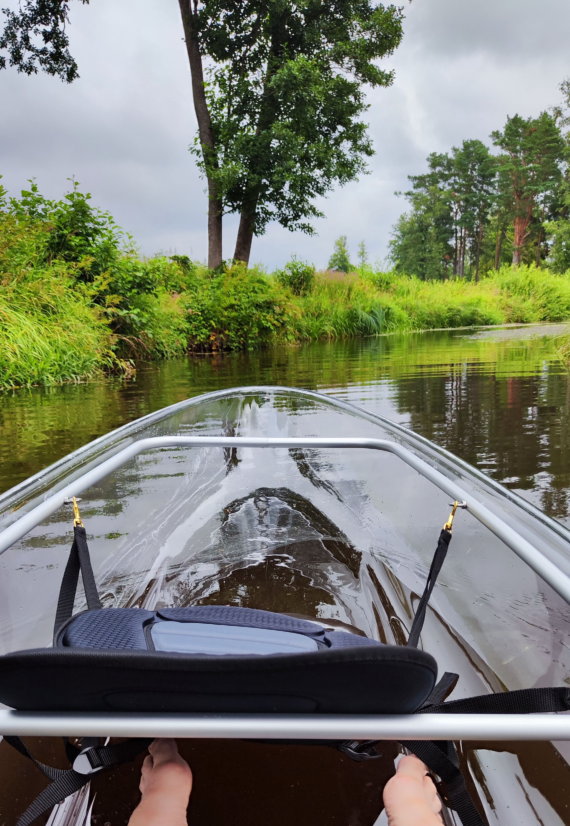 Vaated jõele klaaskajakist