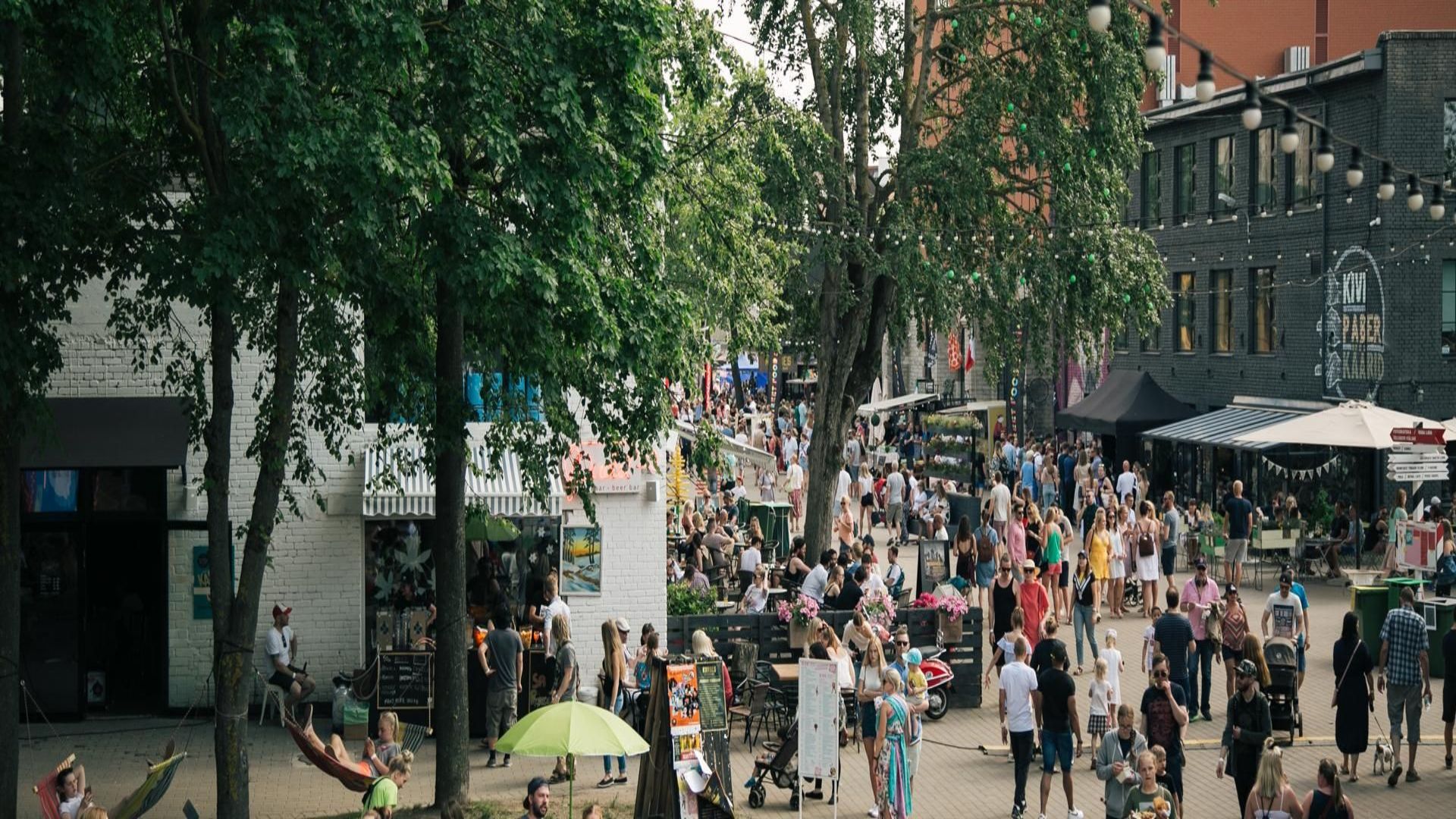 Menschen spazieren durch den Kreativcampus Telliskivi