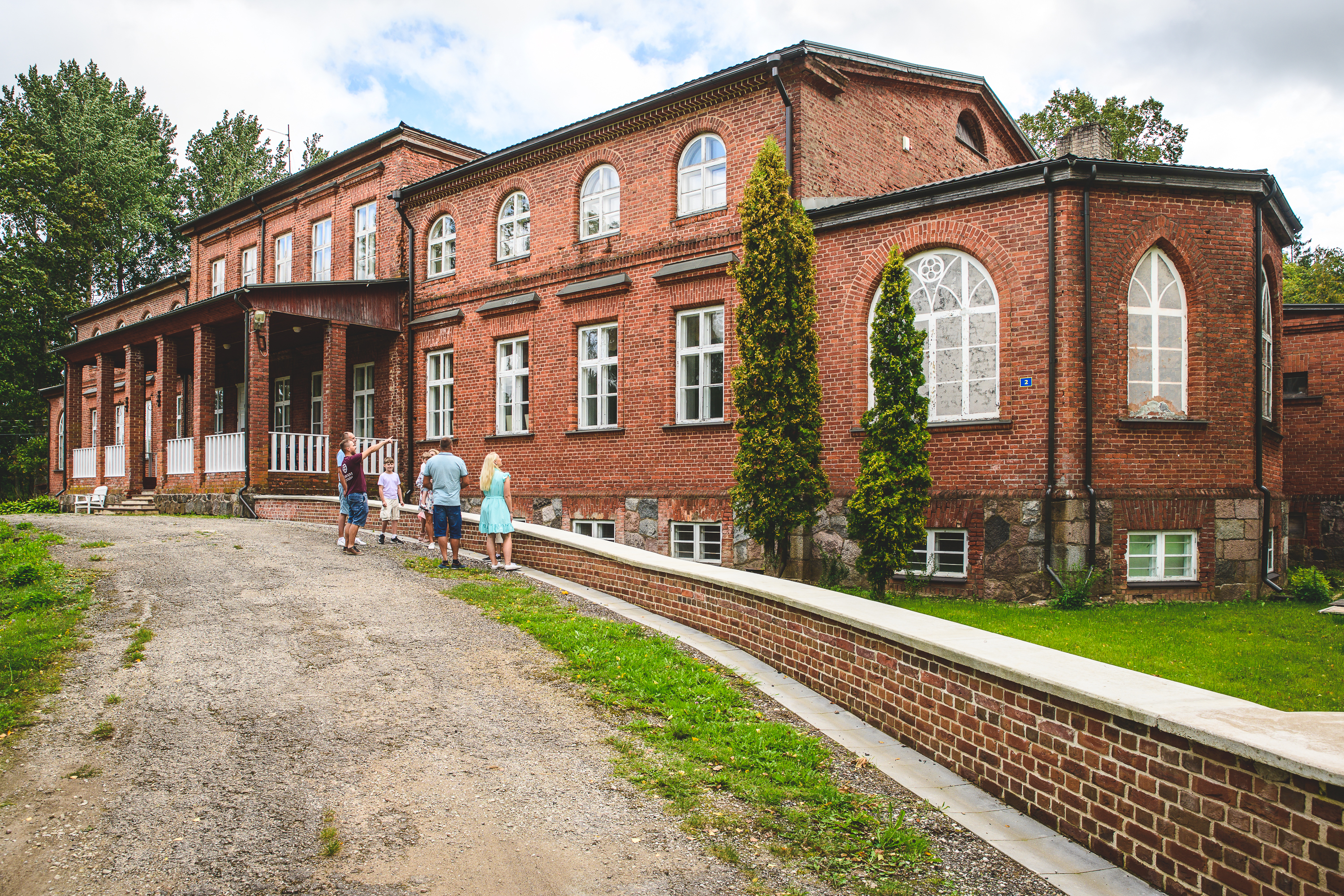 The manor produces artisan wine from Estonian berries and fruit. The production takes place in the historical mansion of the director of the fabrics f