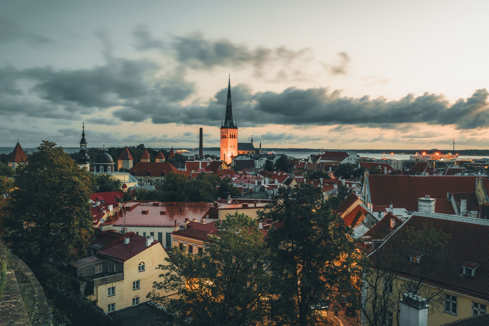 Abendlicher Blick auf die Altstadt von Tallinn
