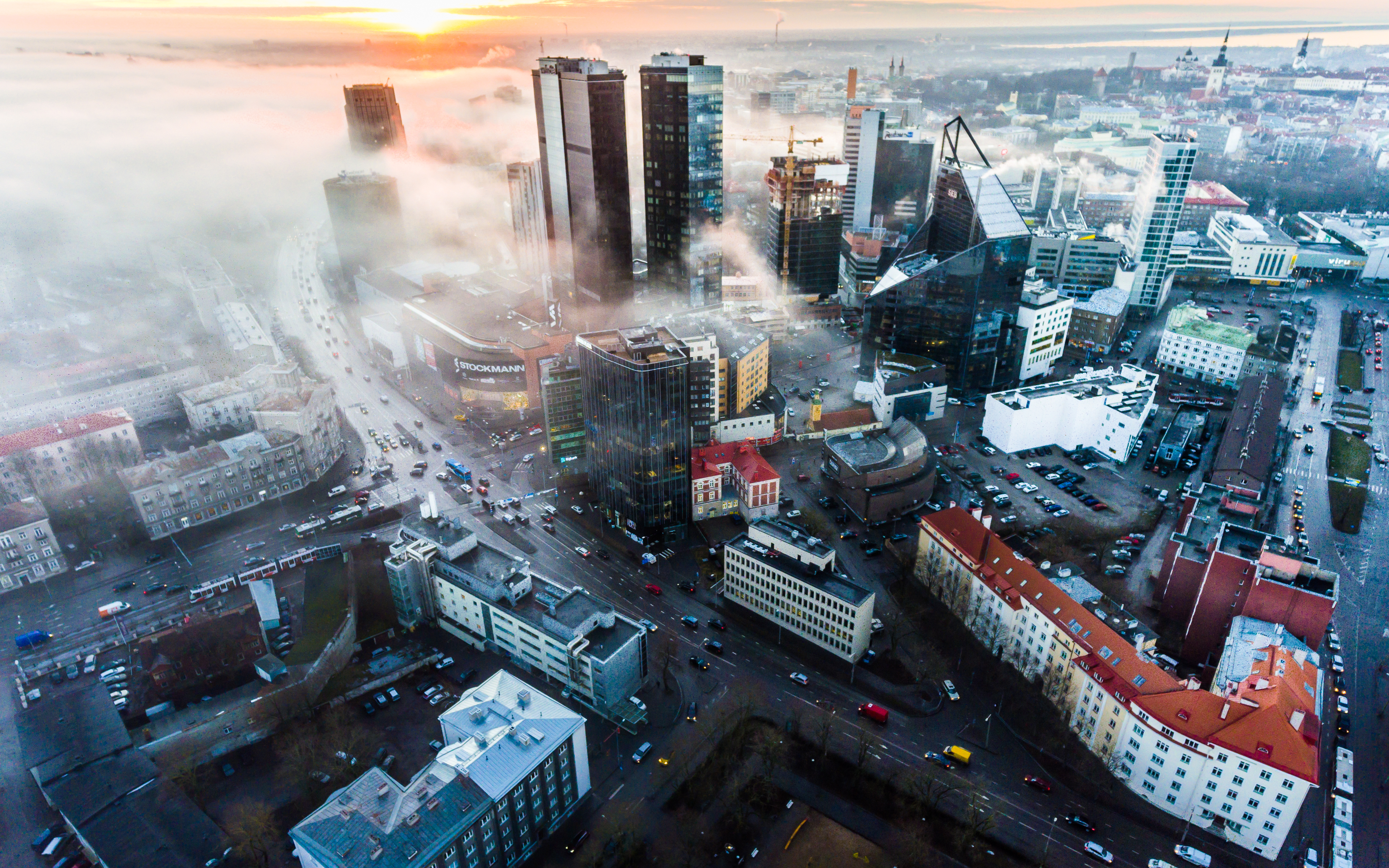 Nebliges Tallinner Stadtzentrum bei Sonnenaufgang