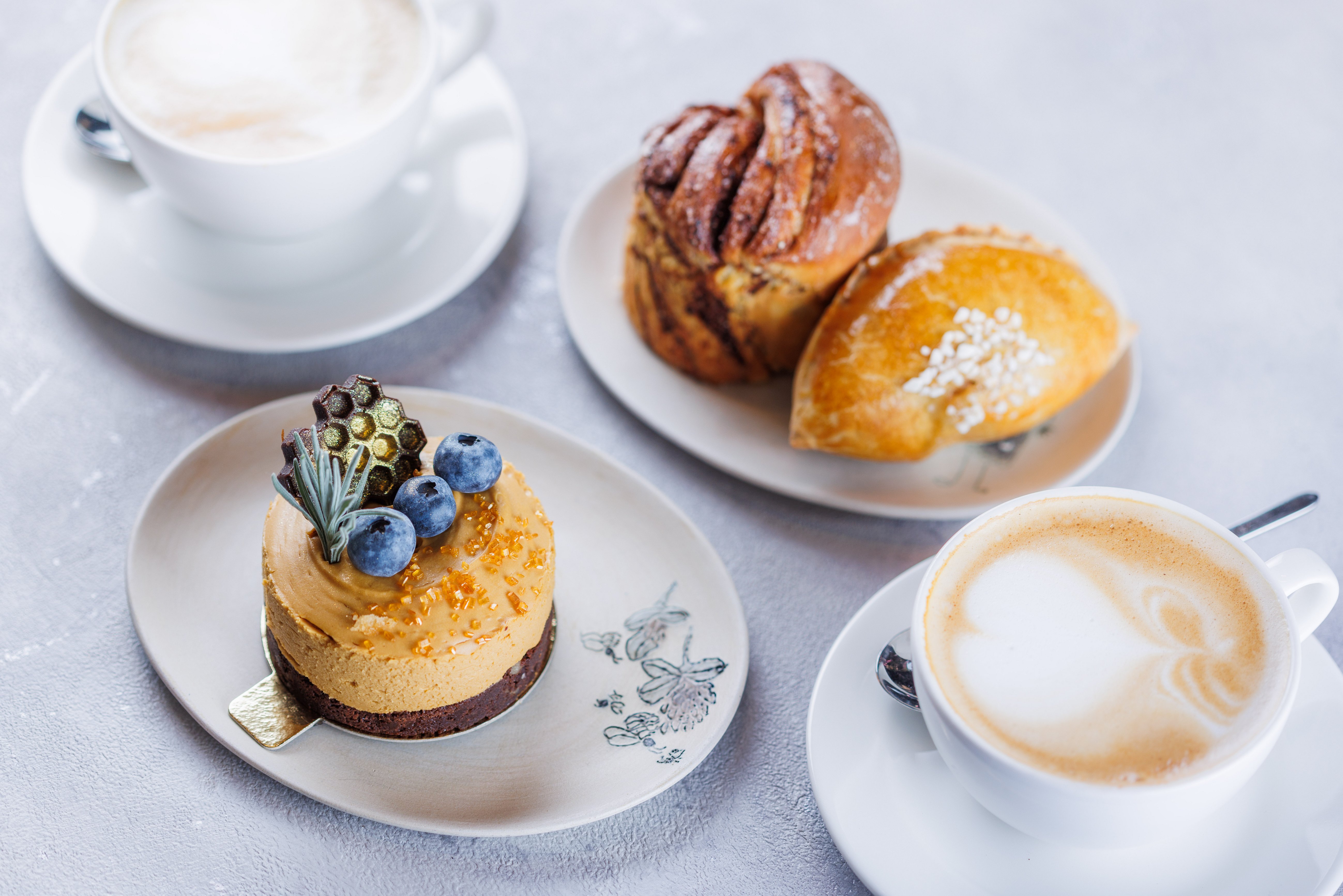 Kakku ja kahvi kahvilassa