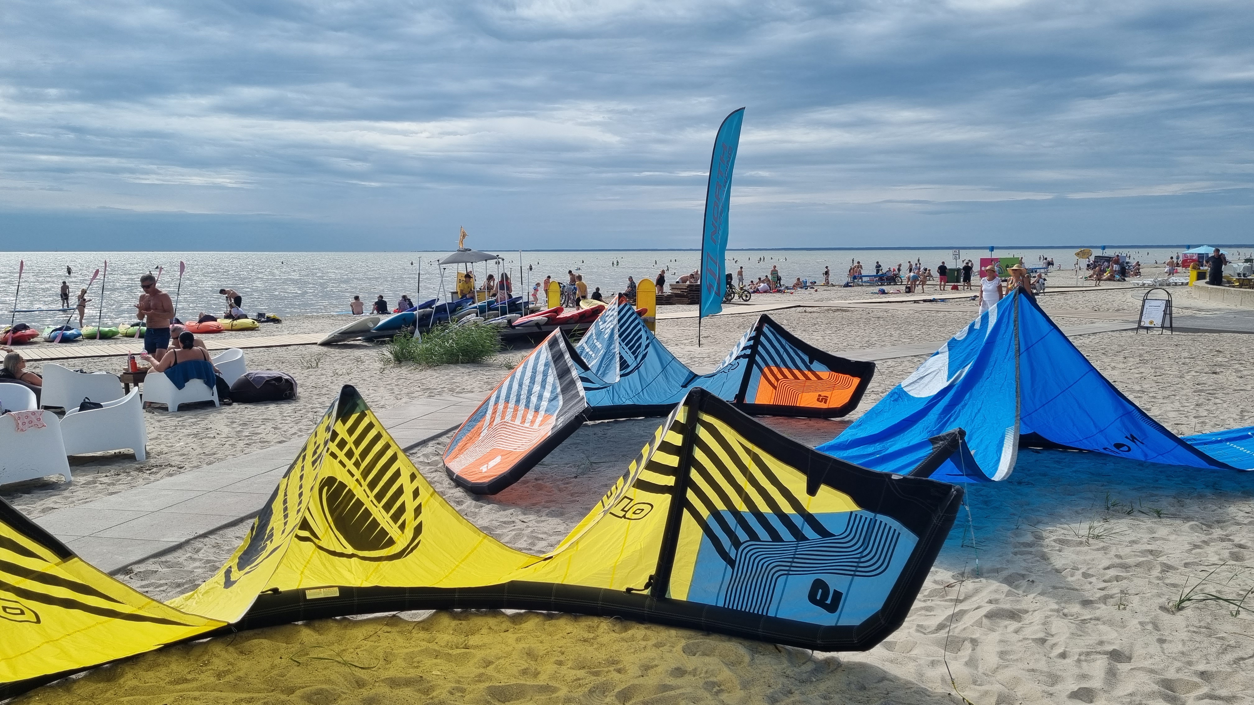 Lohesõprade üks oodatuimaid sündmusi toimub Pärnu rannas. Nordic Kite Festival toob igal aastal kokku lohesurfi kogukonna, tippsõitjad, muusika ja Pär