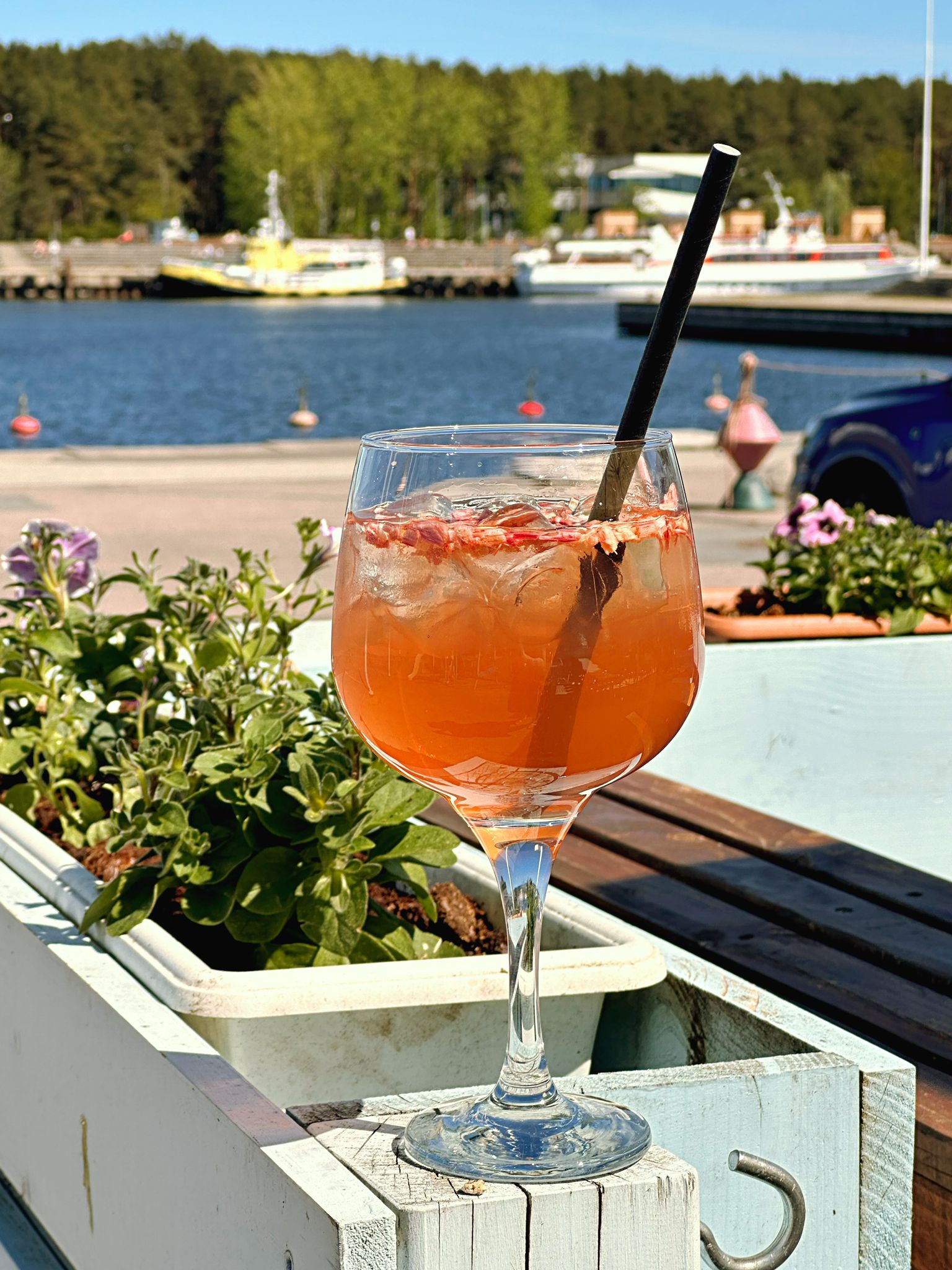 Calming sea view and refreshing drinks