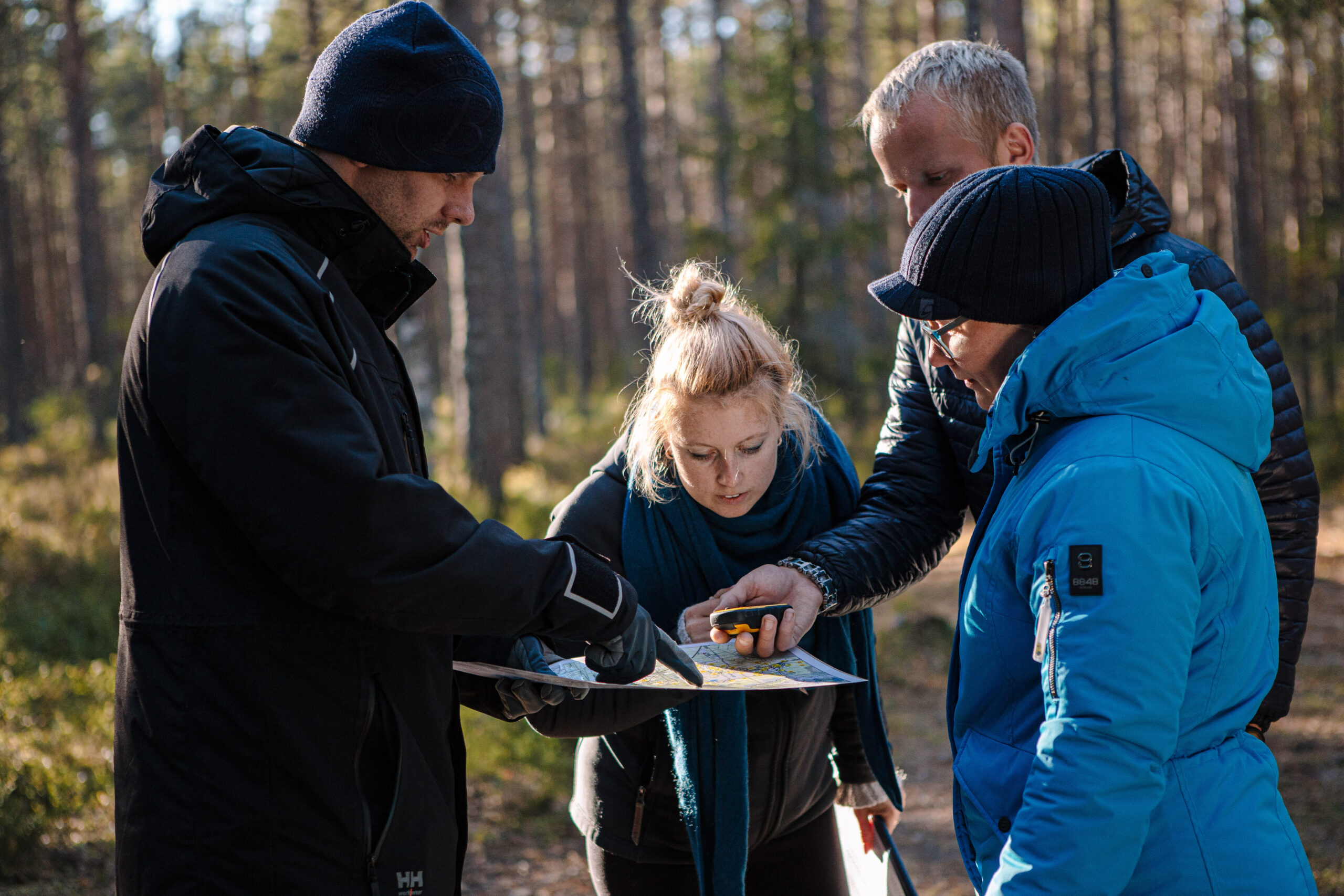 Off-road-seikkailu Aegviidussa, joukkueet karttaa tutkimassa