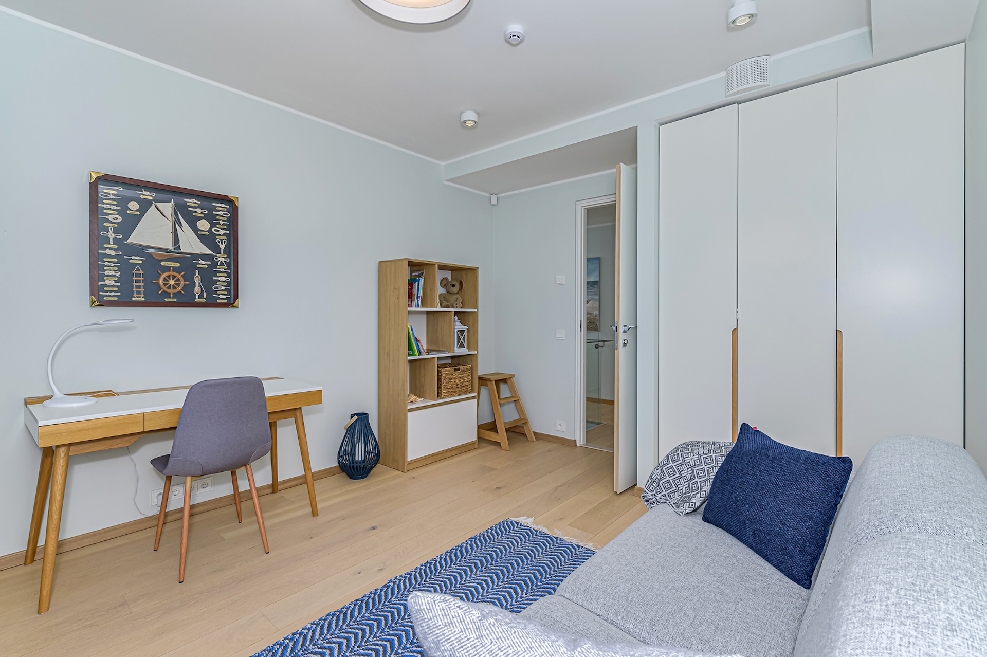 Kabinet kirjutuslaua, diivanvoodi ja riidekapiga