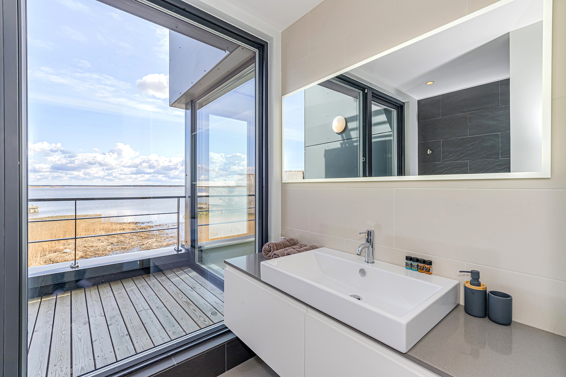Sauna dušširuum merevaatega