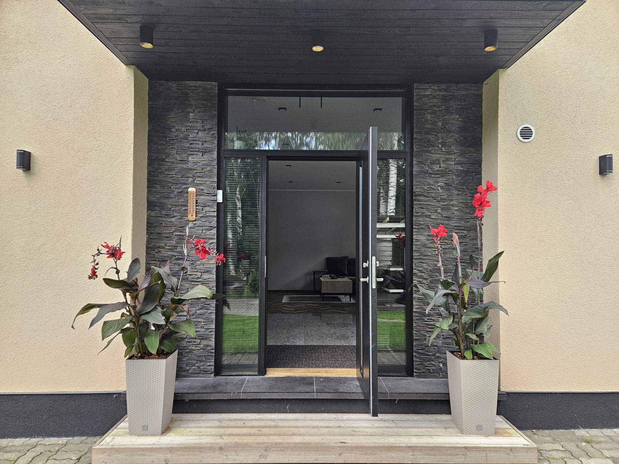 Elva Puhkemaja modernne sissepääs koos lilledega