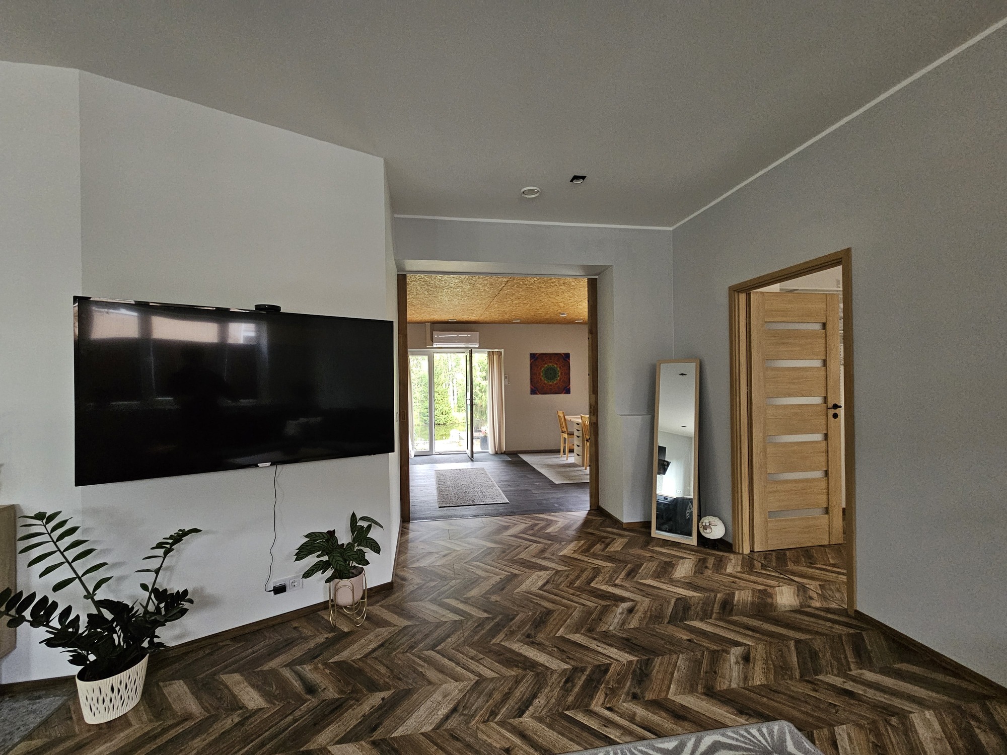 lva Puhkemaja valgusküllane koridor ühendatud söögitoaga.