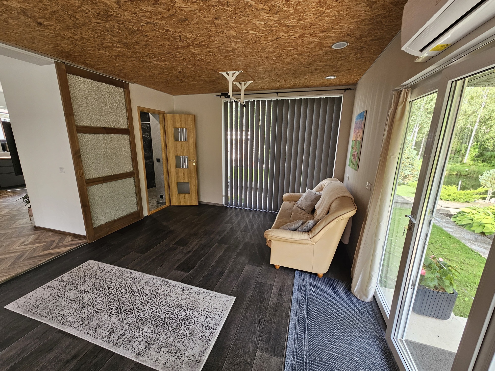 Elva Puhkemaja puhkeruum vaatega aeda ja terrassile