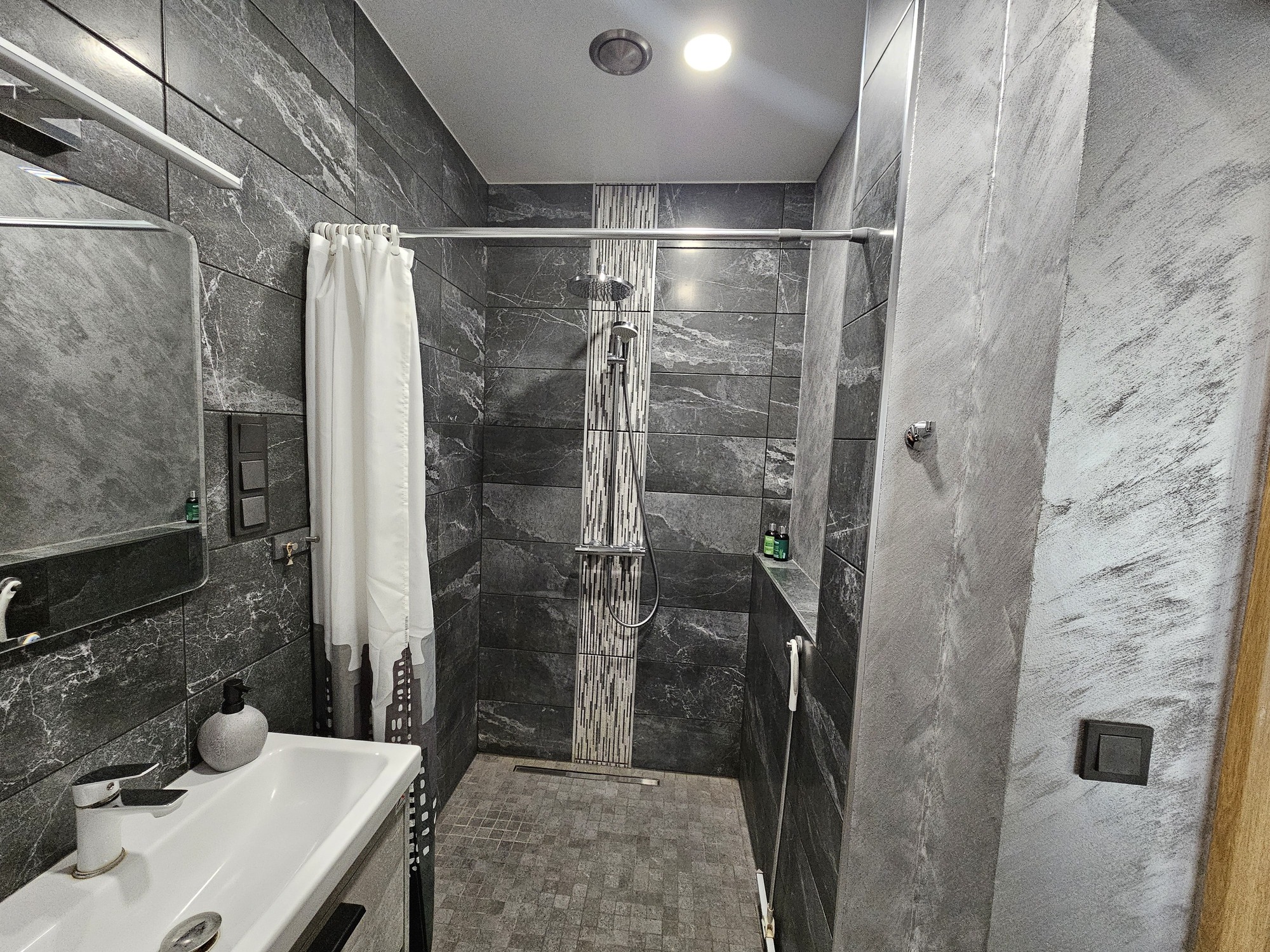 Elva Puhkemaja stiilne vannituba dušiga.