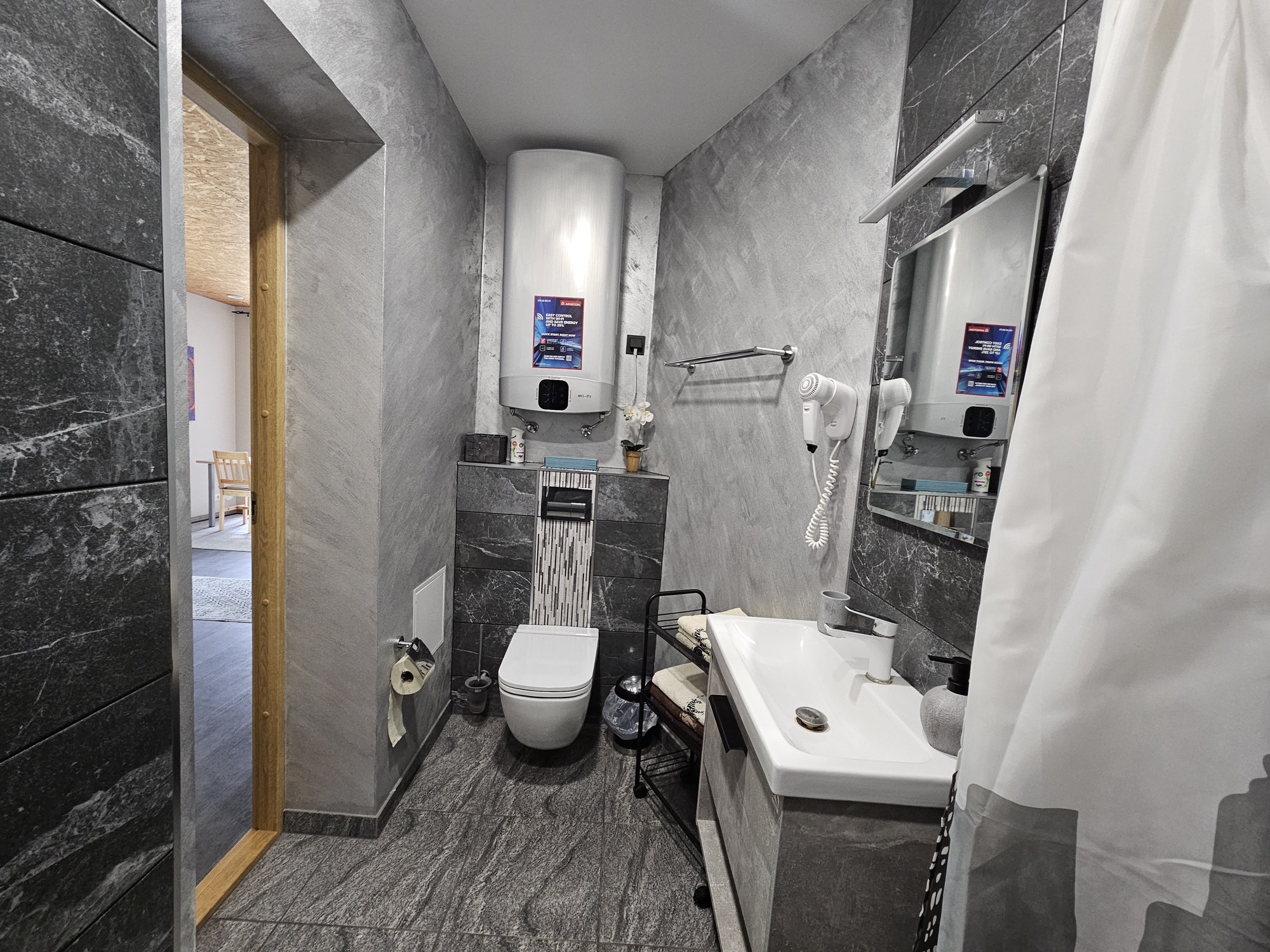 Elva Puhkemaja kaasaegne vannituba koos fööniga.