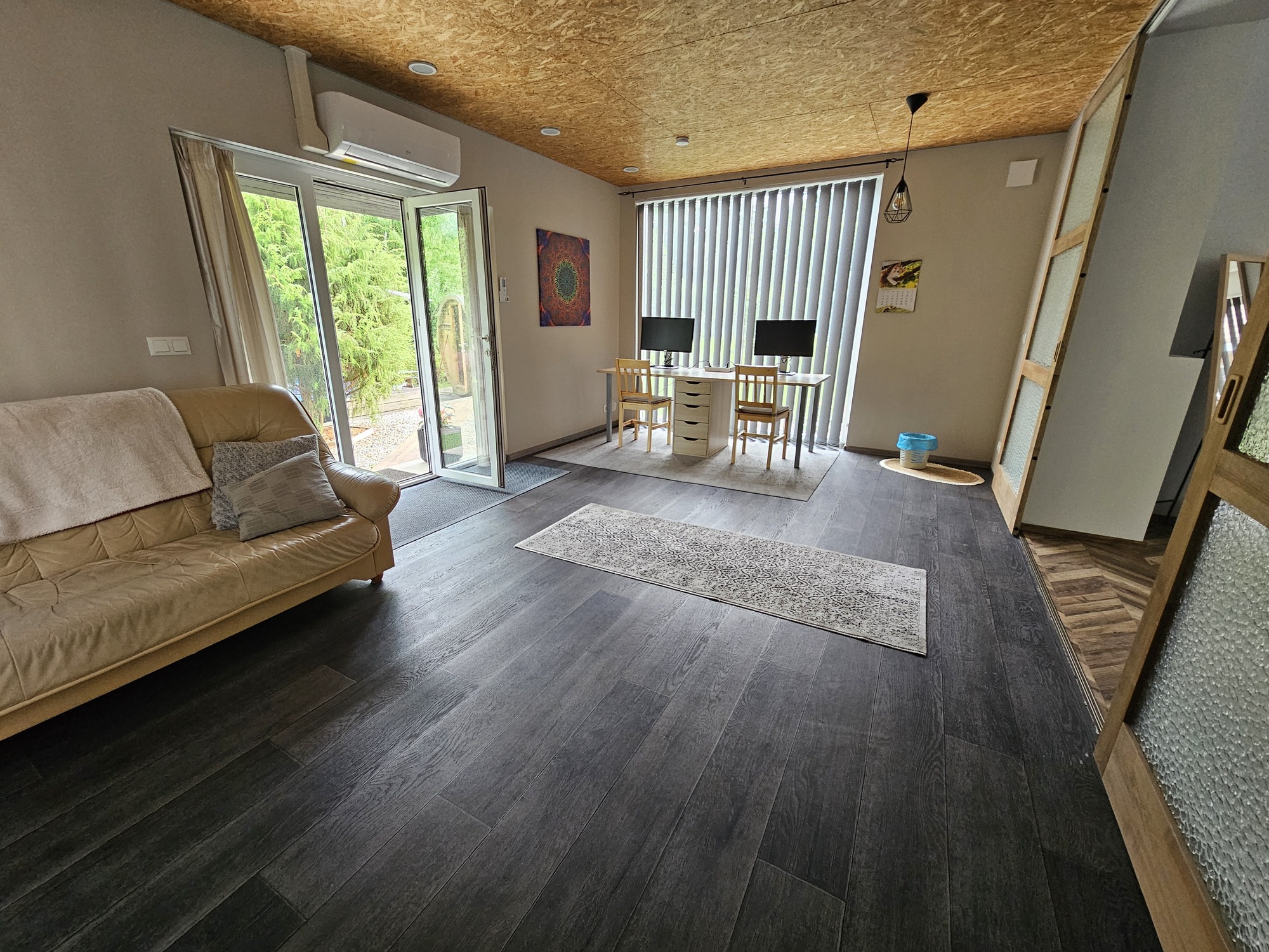 Elva Puhkemaja avar puhke- ja tööala suure aknaga.