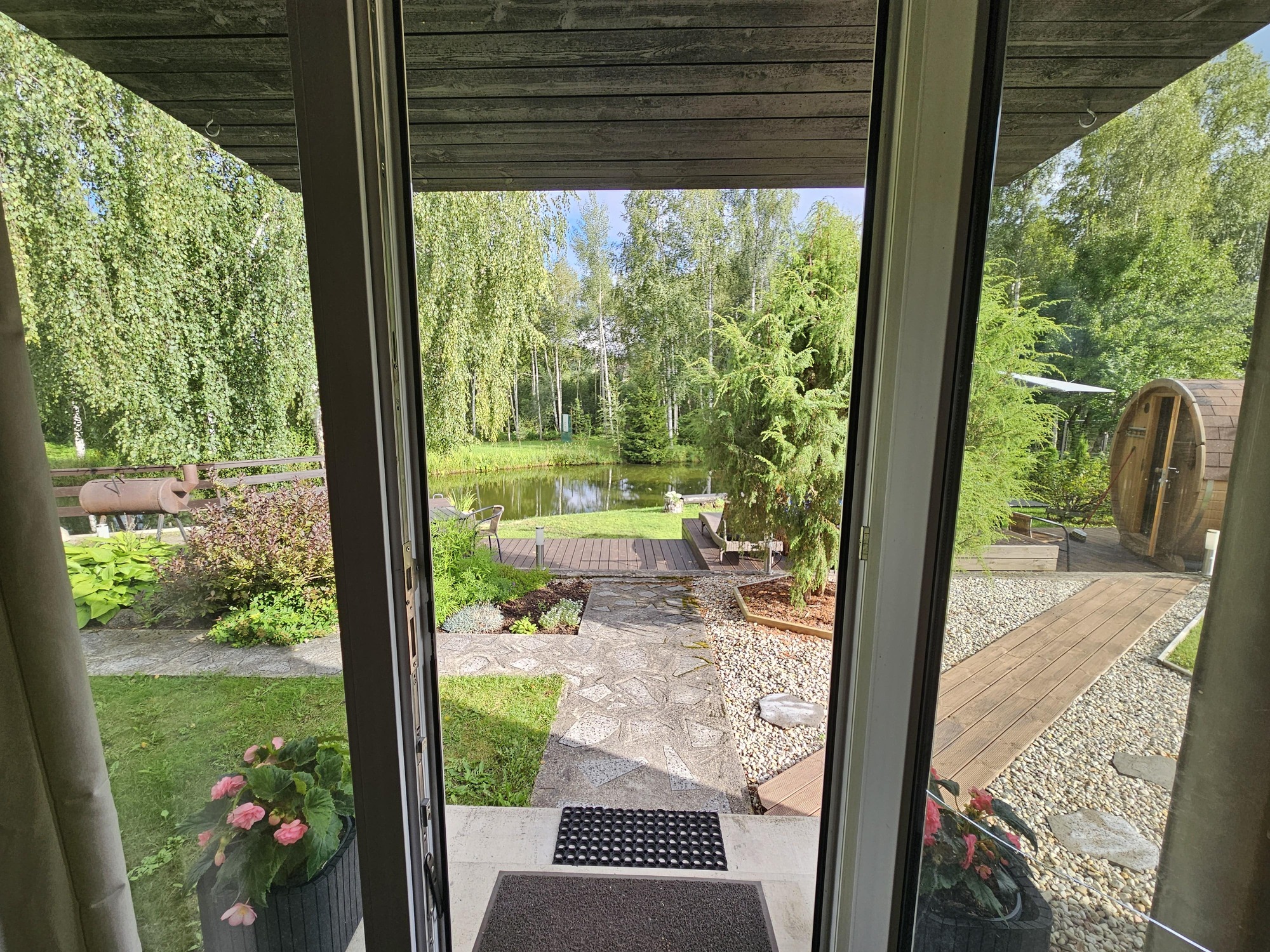 Elva Puhkemaja uks viib otse terrassile ja saunani.