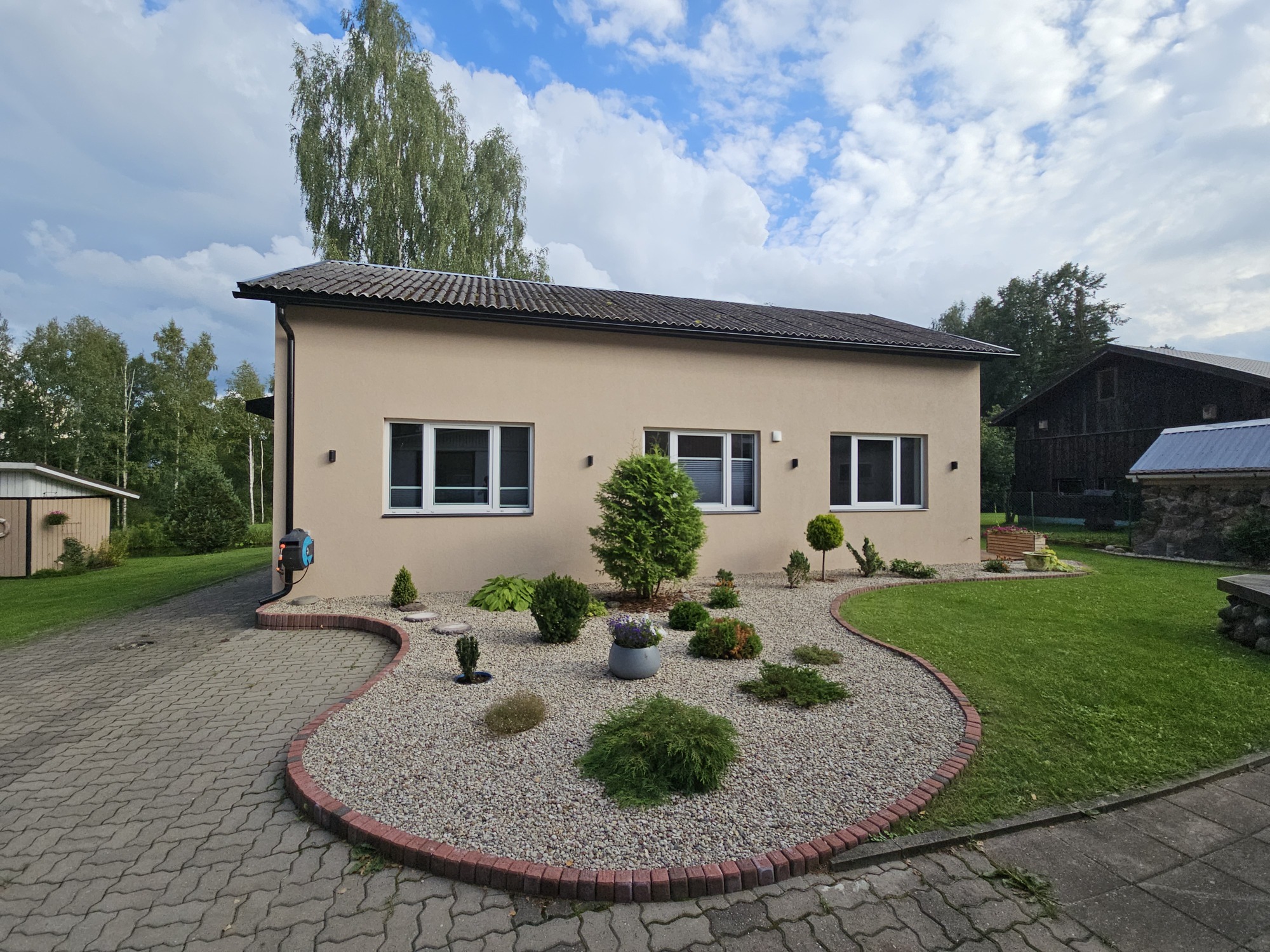 Elva Puhkemaja peahoone ja korrastatud õueala.