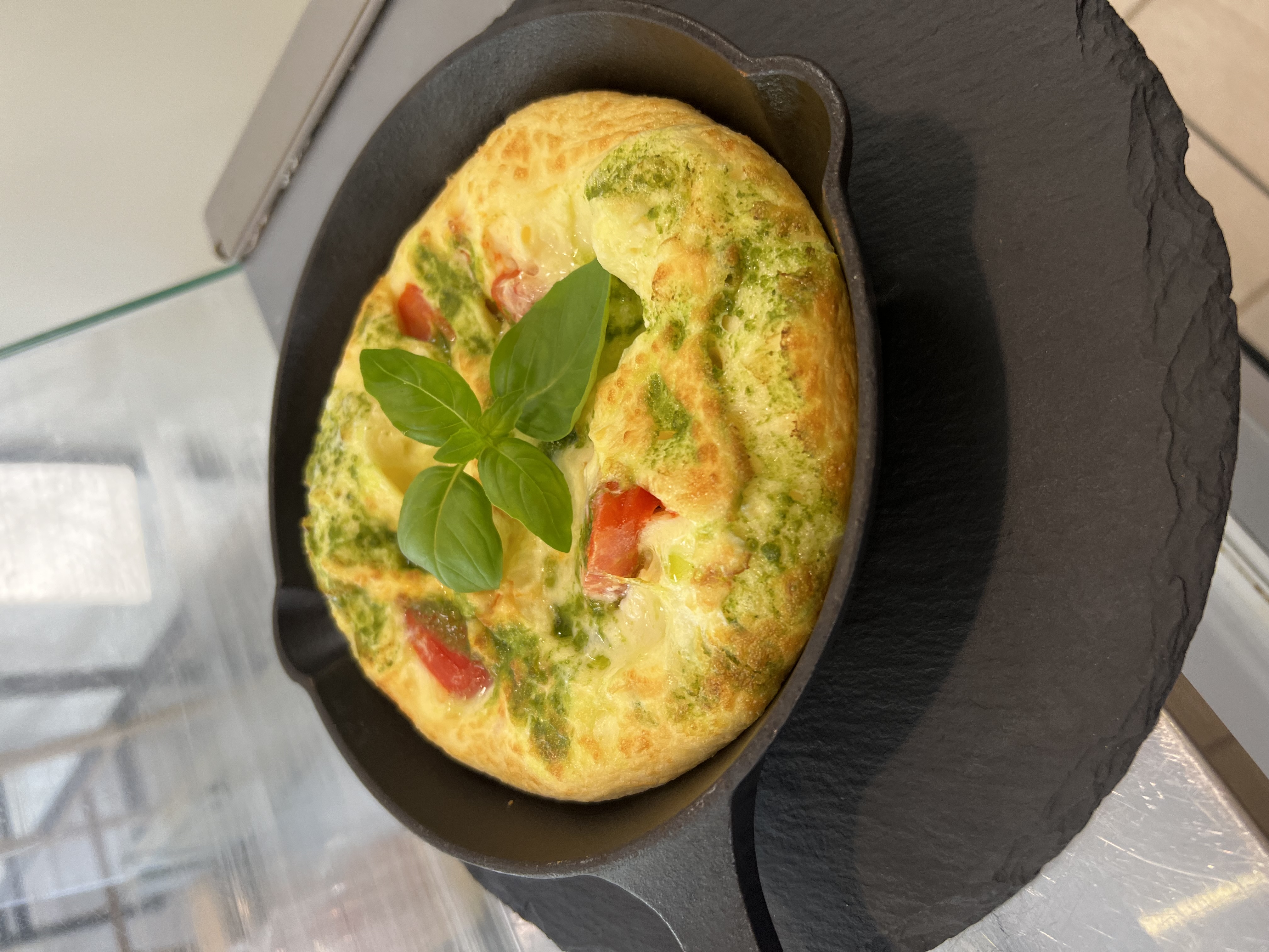Omlett tomato, pesto ja mozzarellaga