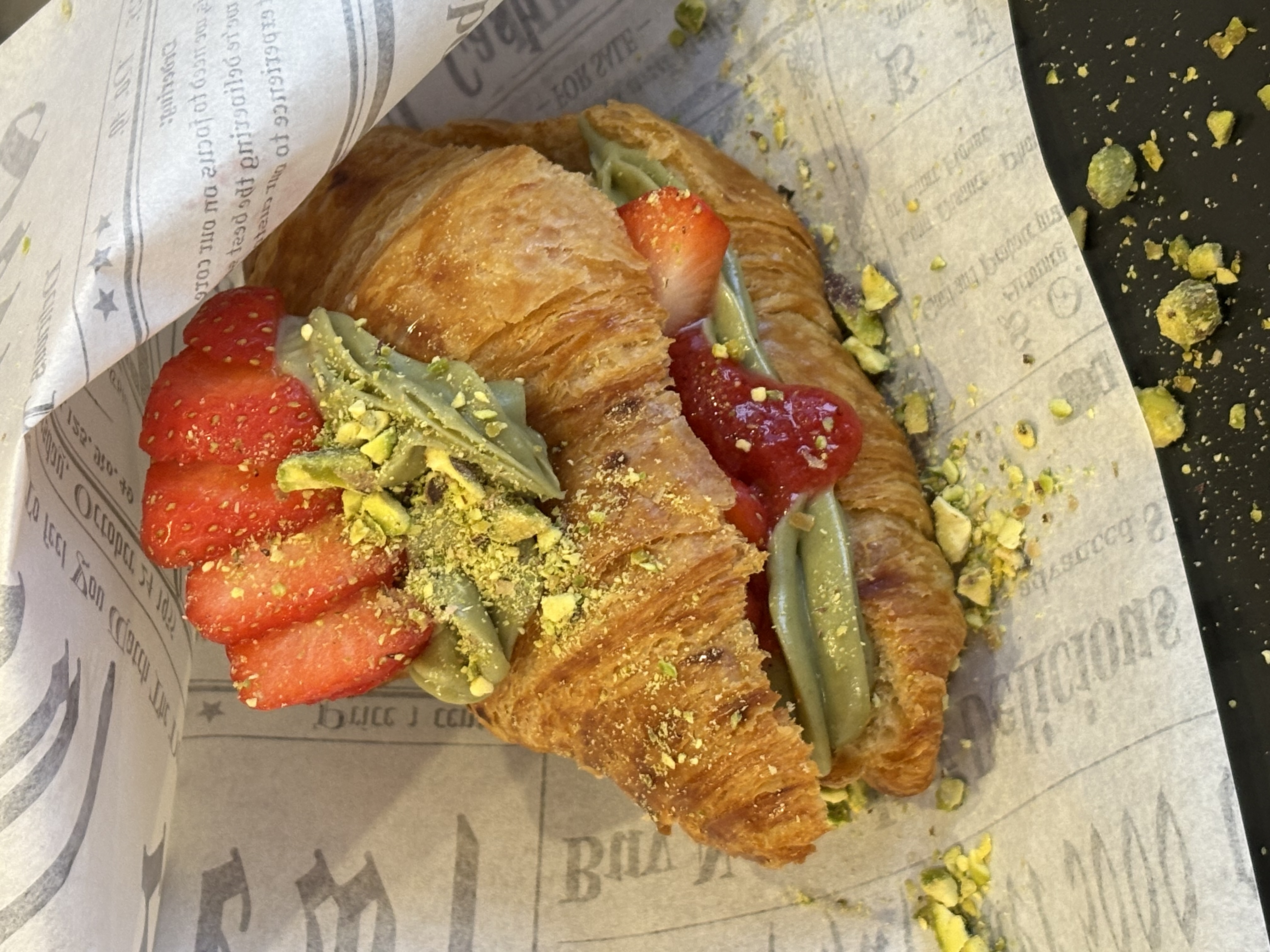 Croissant pistaatsiakreemi ja maasikamoosiga