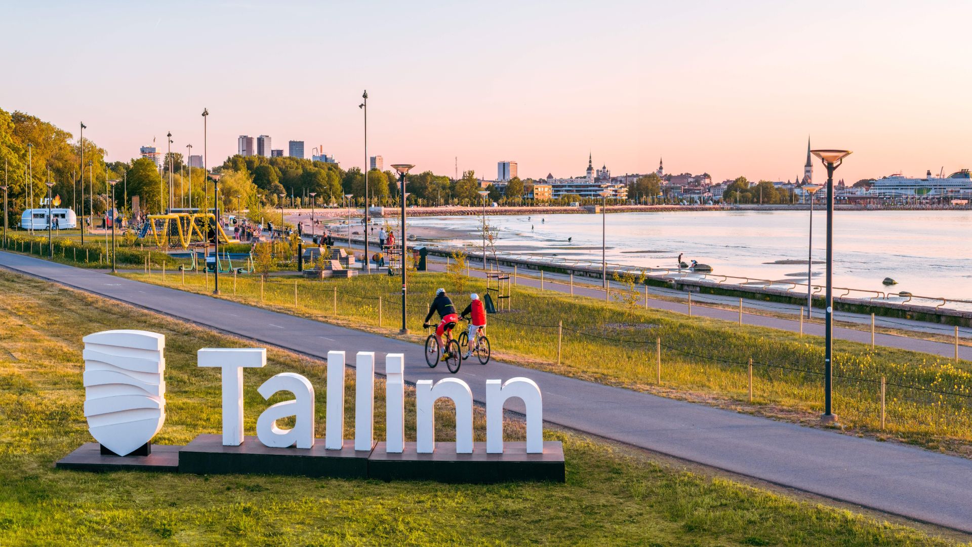 Pirita mereäärne ala Tallinna siluetiga