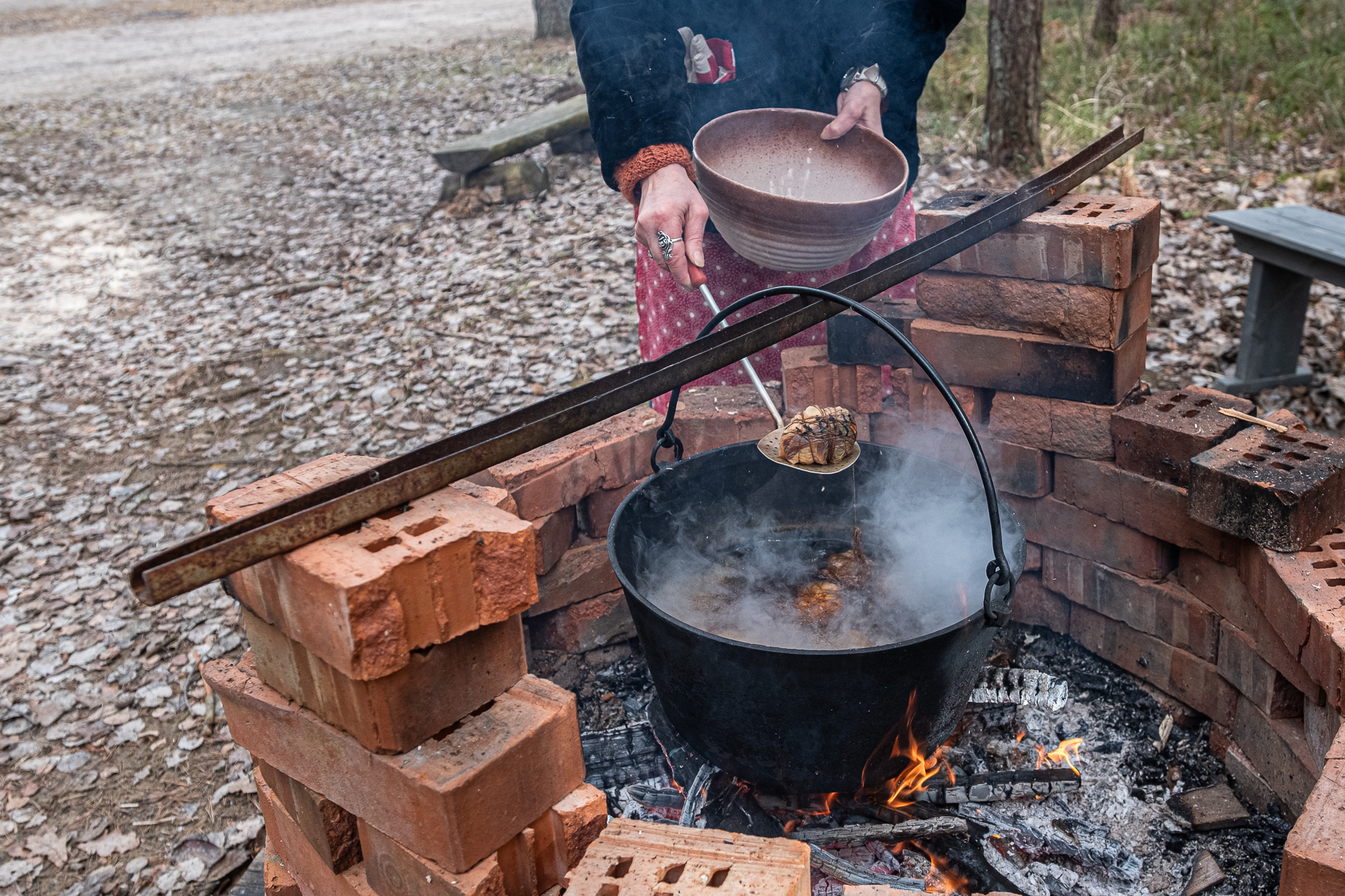 Munade värvimine suures pajas Kolu kõrtsi ees