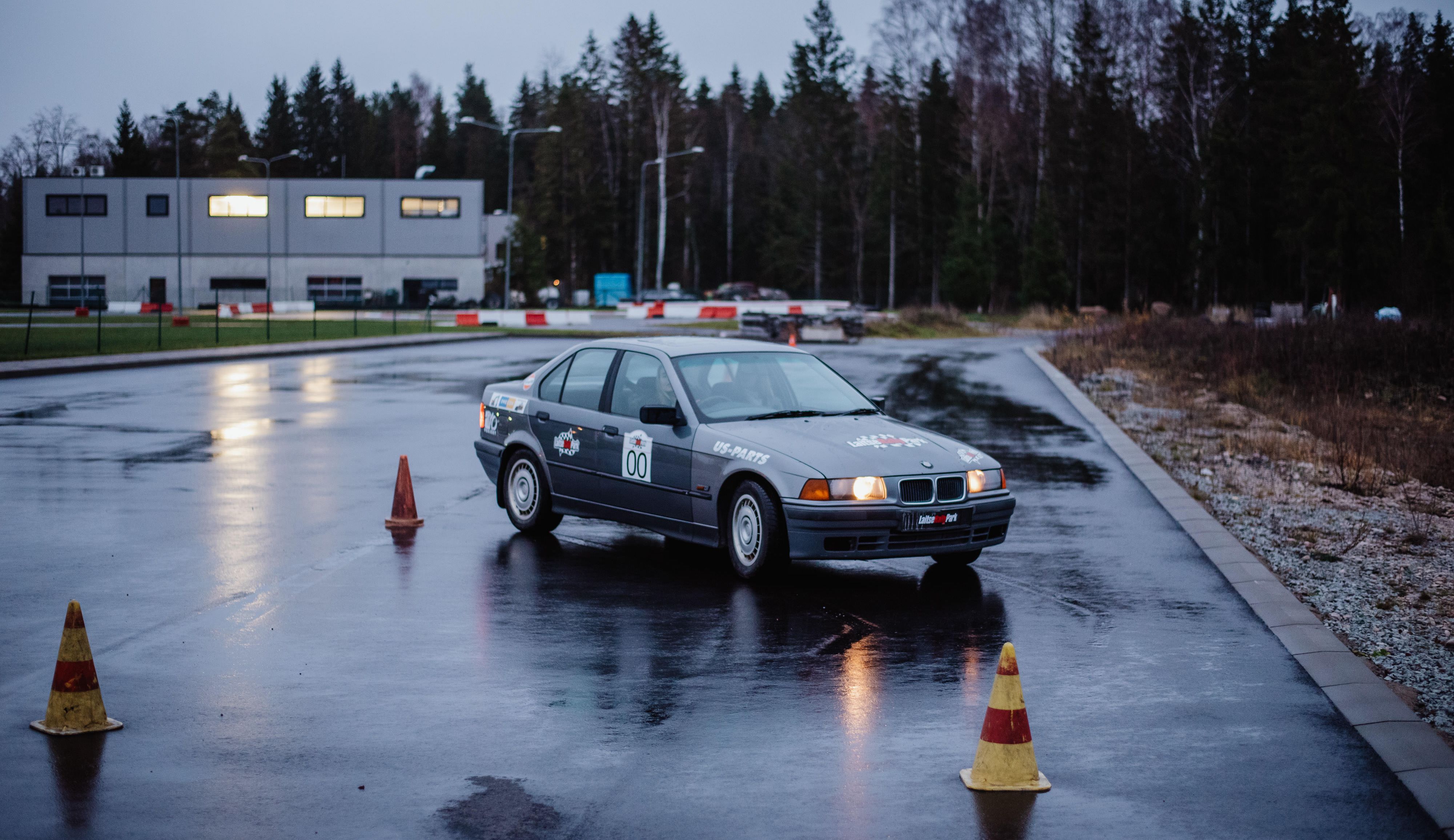 Slaalomsõit vigurautoga LaitseRallyPark'is