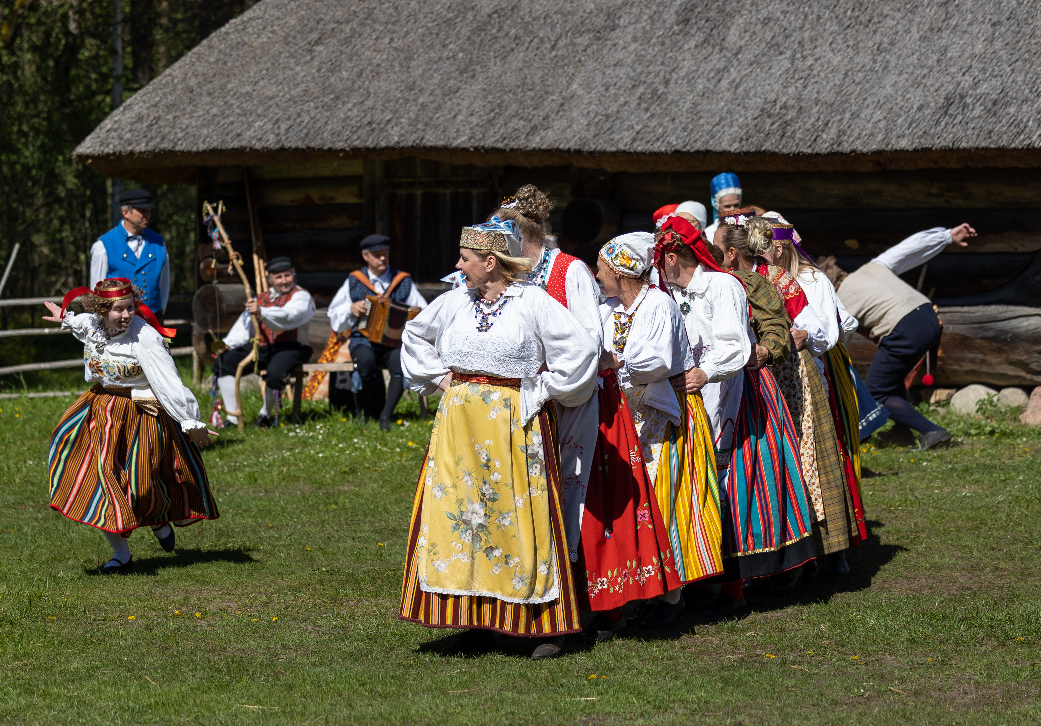 Dance performances of the Folklore Society Leigarid