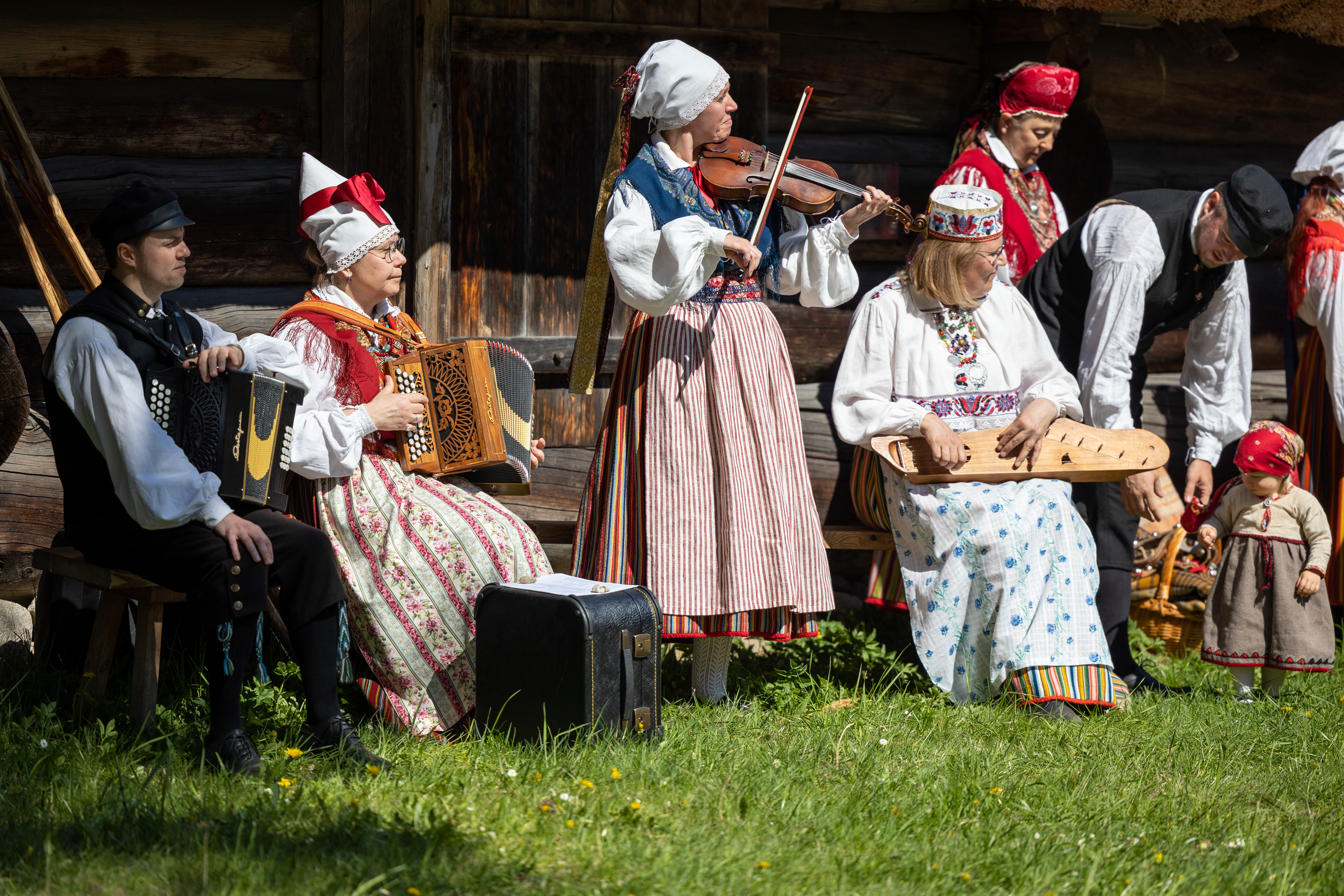 Dance performances of the Folklore Society Leigarid
