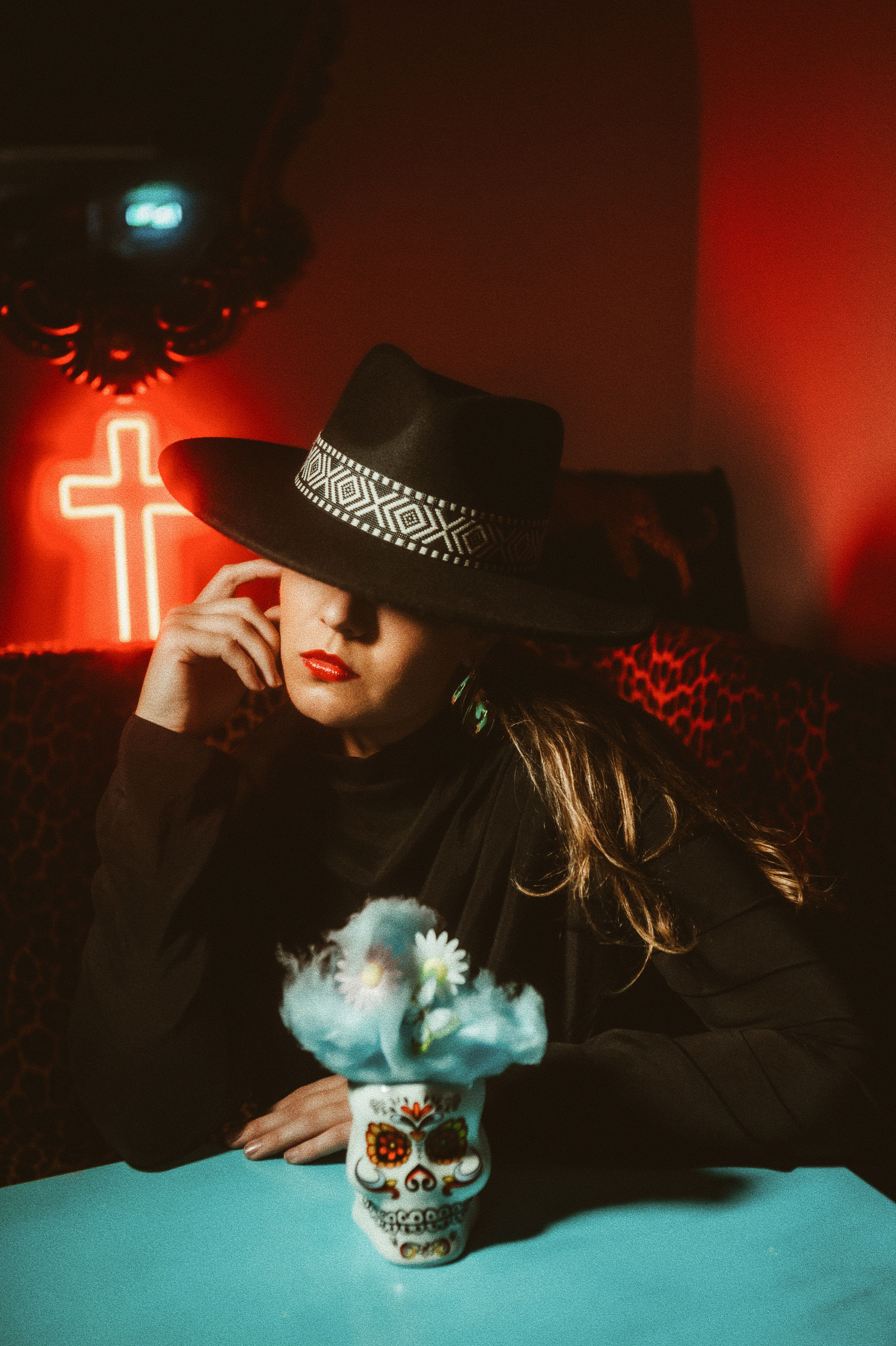 Naine nautimas Dead Mans kokteili